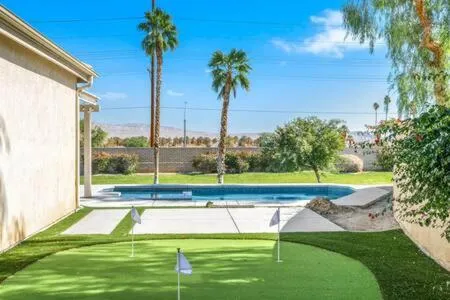 Luxurious Getaway Near Coachella Stagecoach Pool Putting Green Parking Firepit Sleeps 11