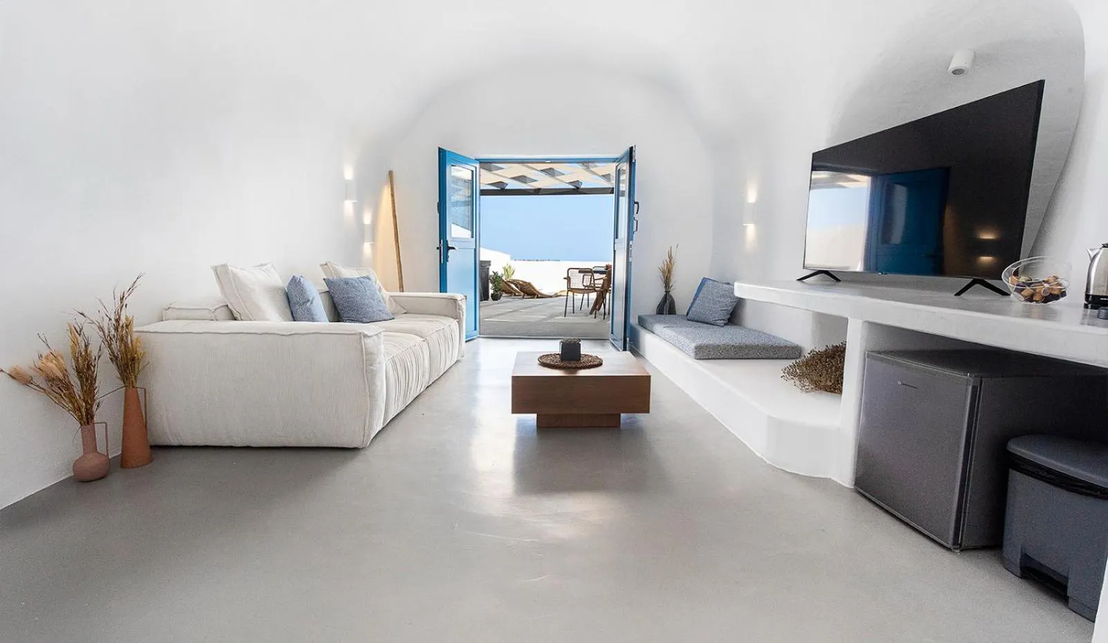 TV and multimedia in Rafael' s Mediteranian Cave Suites