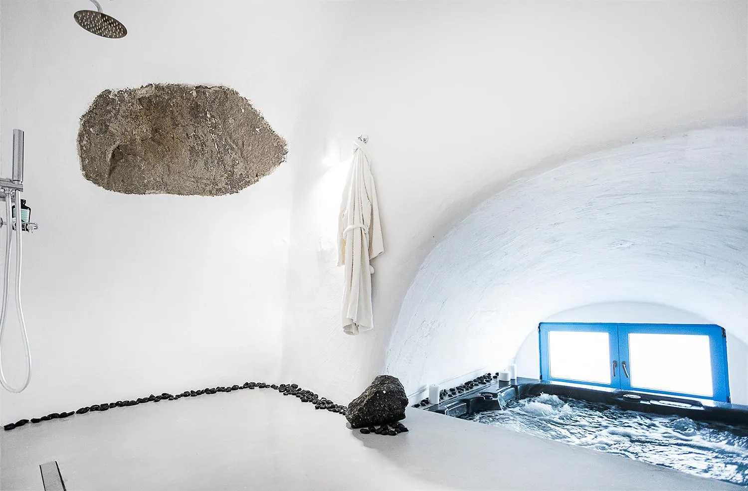 Hot Tub, Bed in Rafael' s Mediteranian Cave Suites