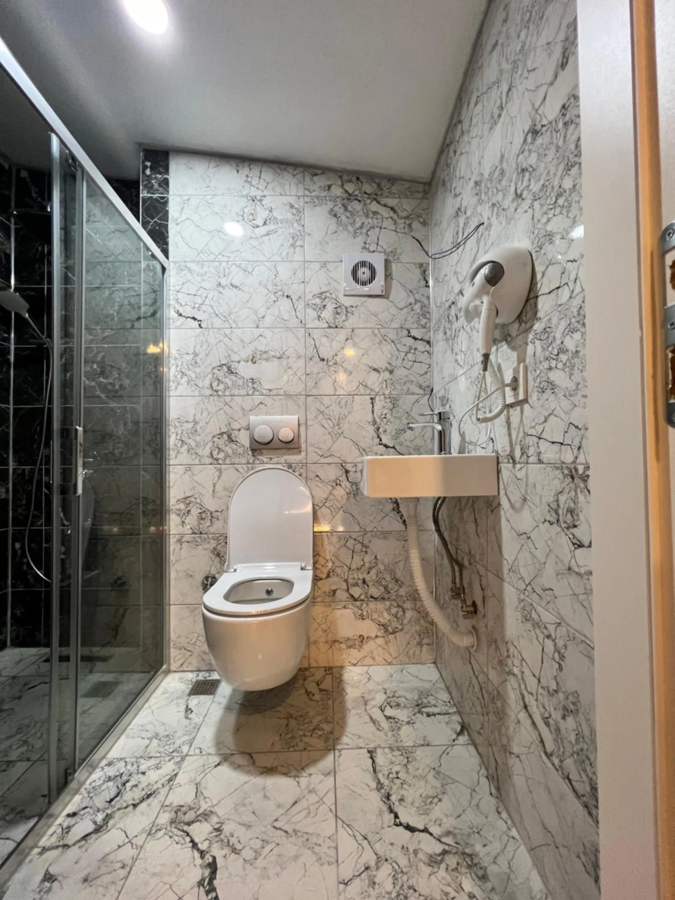 Toilet in TAKSİM GOKOTTA SUiTE