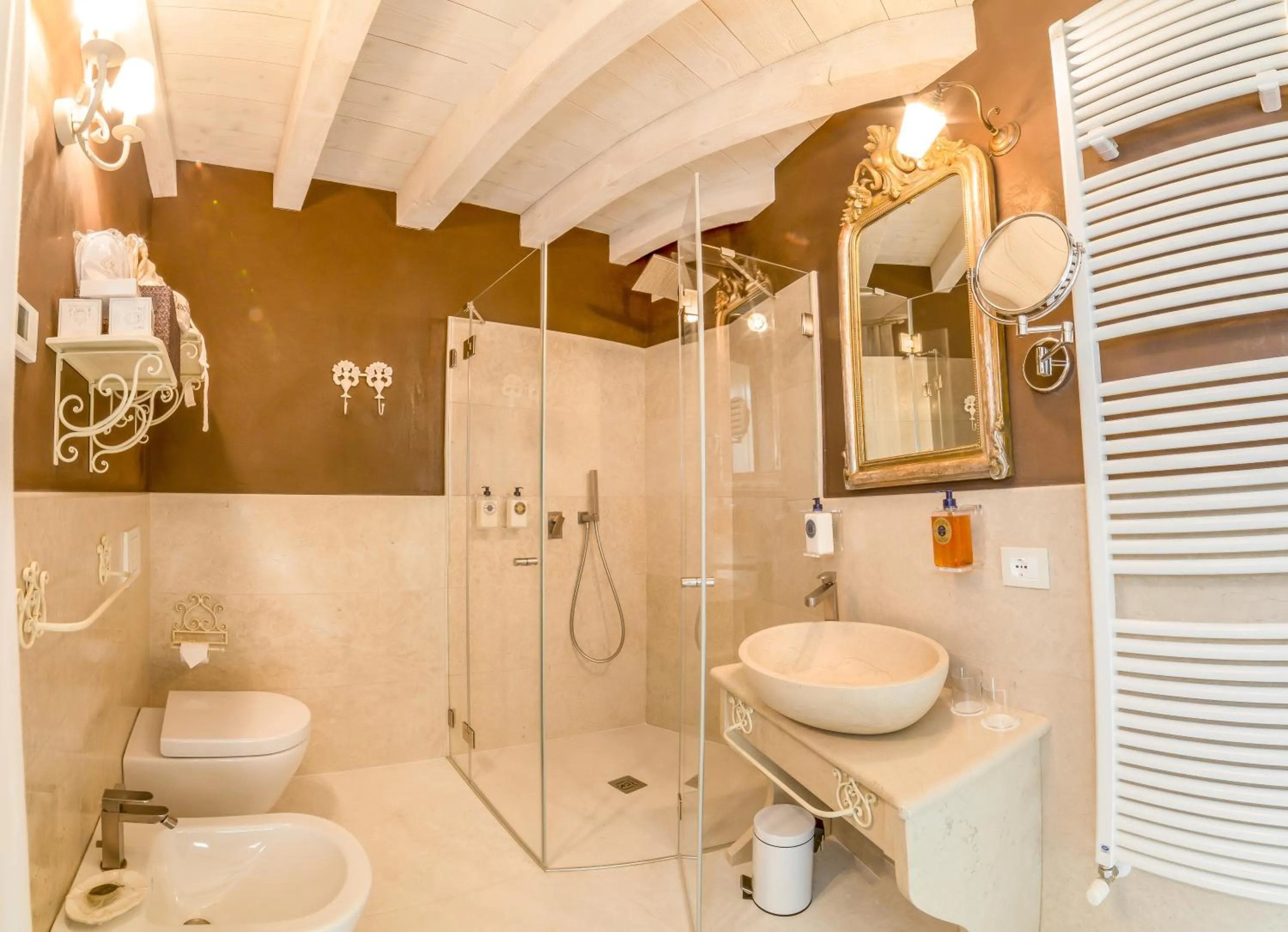 Bathroom in Maison Resola - Rooms & Breakfast