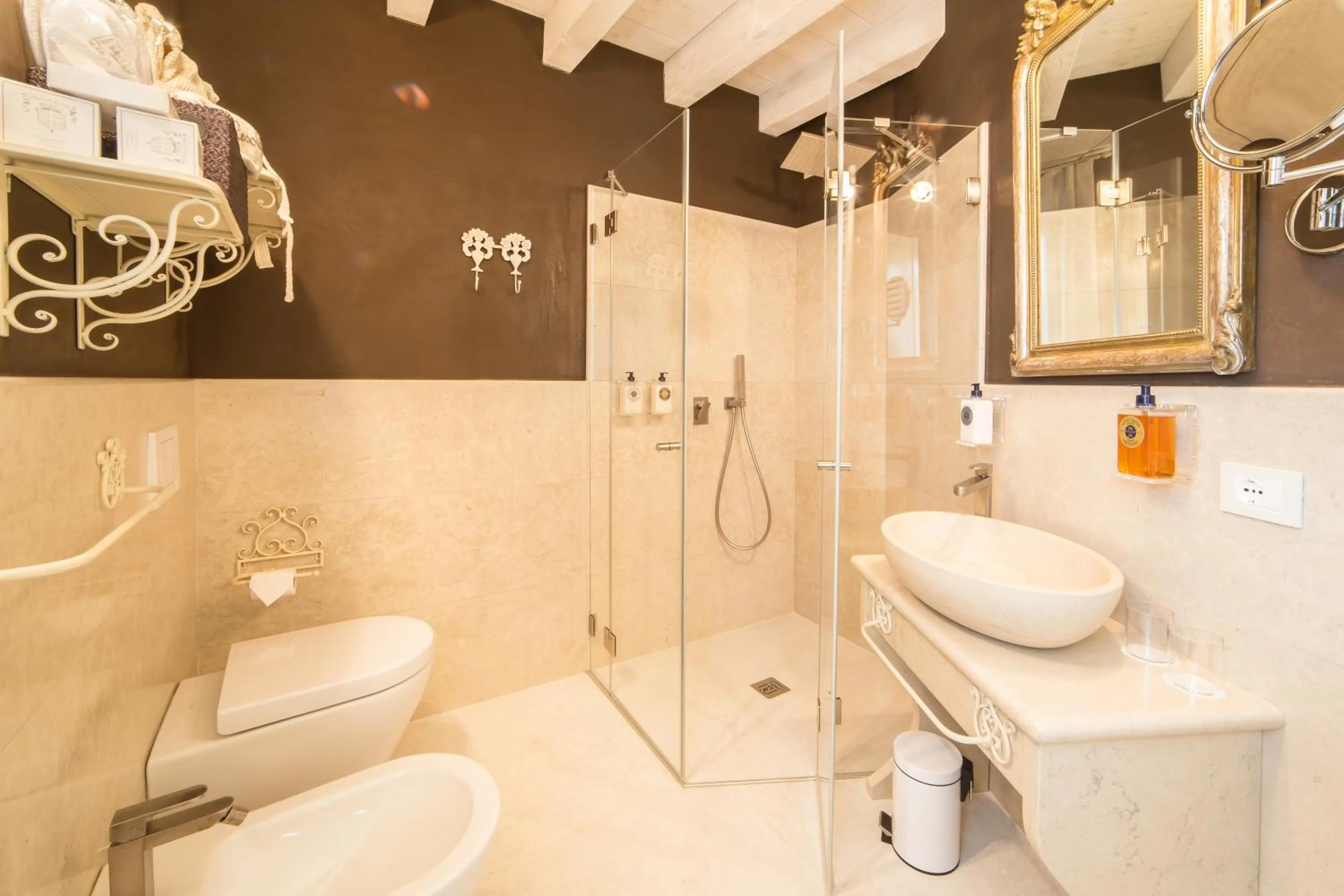 Bathroom in Maison Resola - Rooms & Breakfast