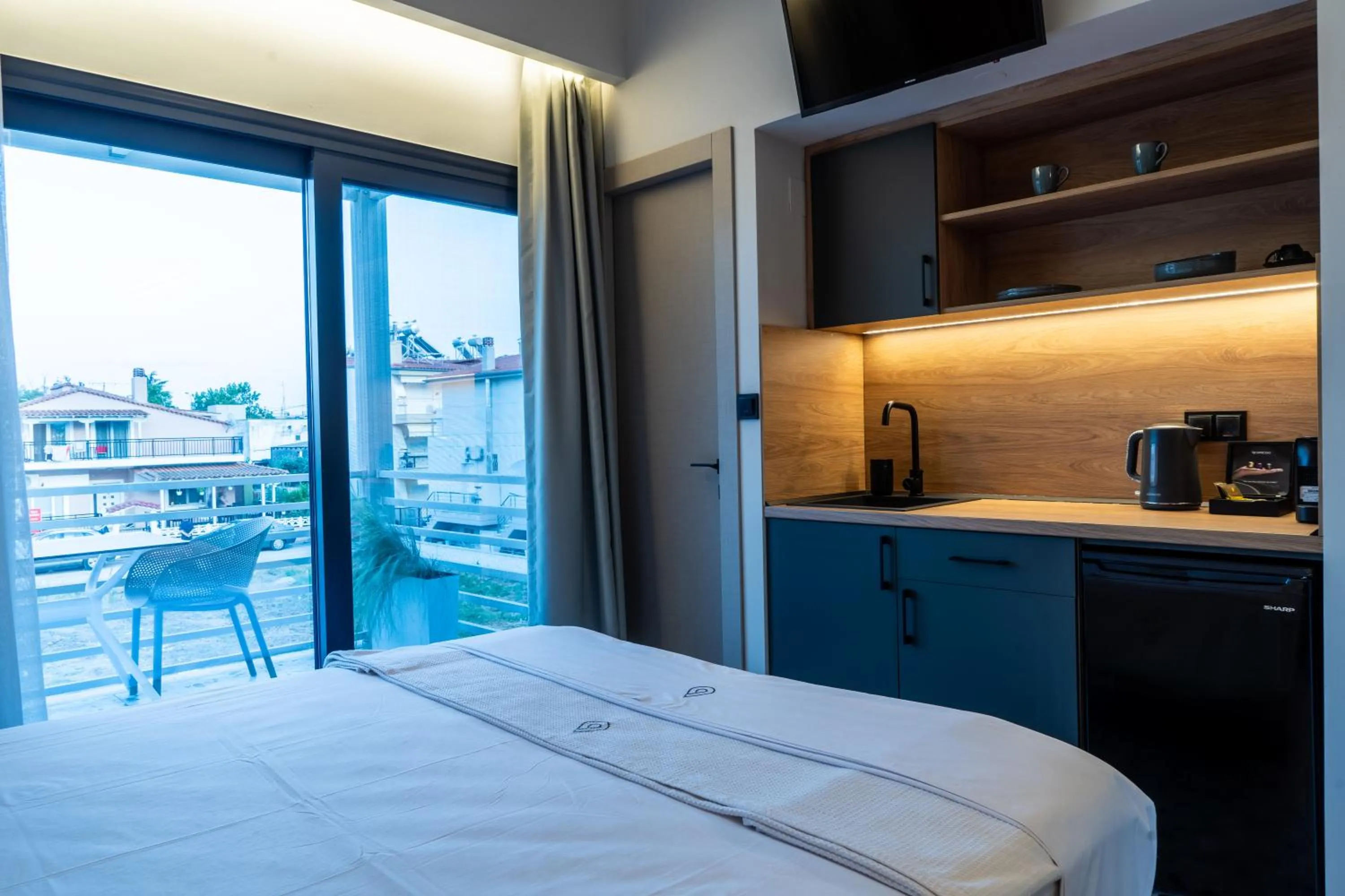 Balcony/Terrace, Bed in NERO SEASCAPE SUITES
