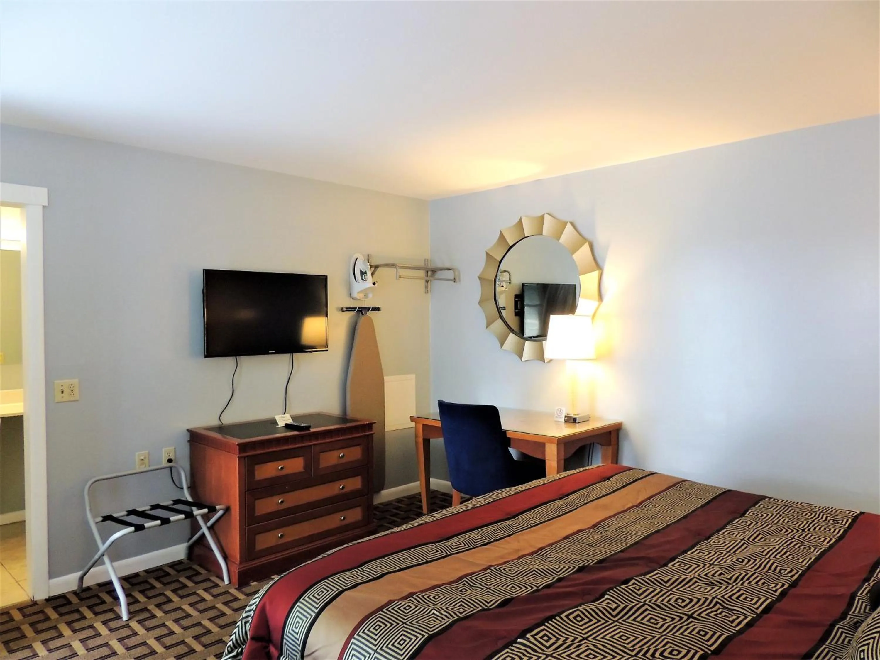 Shower, Bed in Windsor Motel