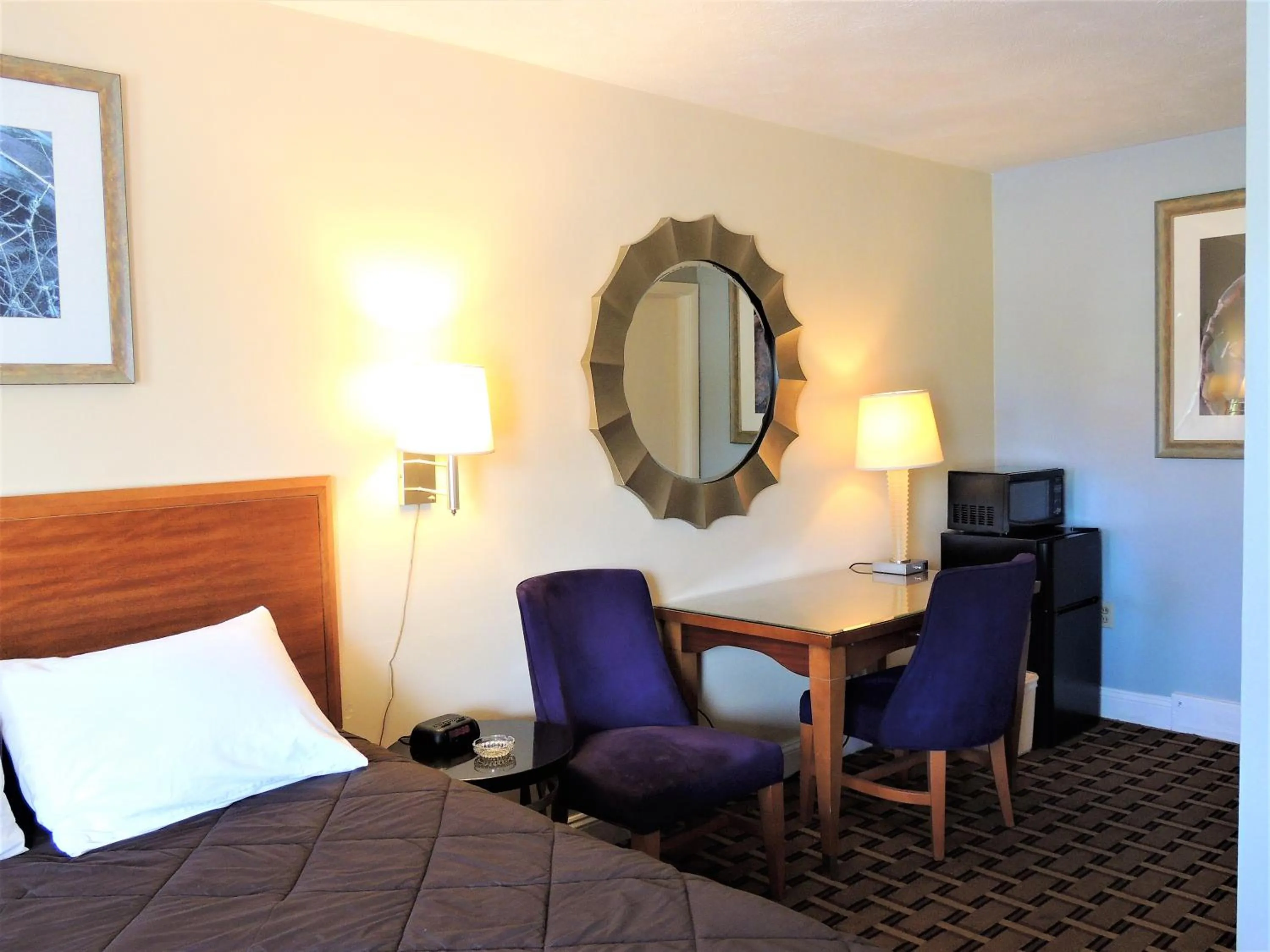 Shower, Bed in Windsor Motel