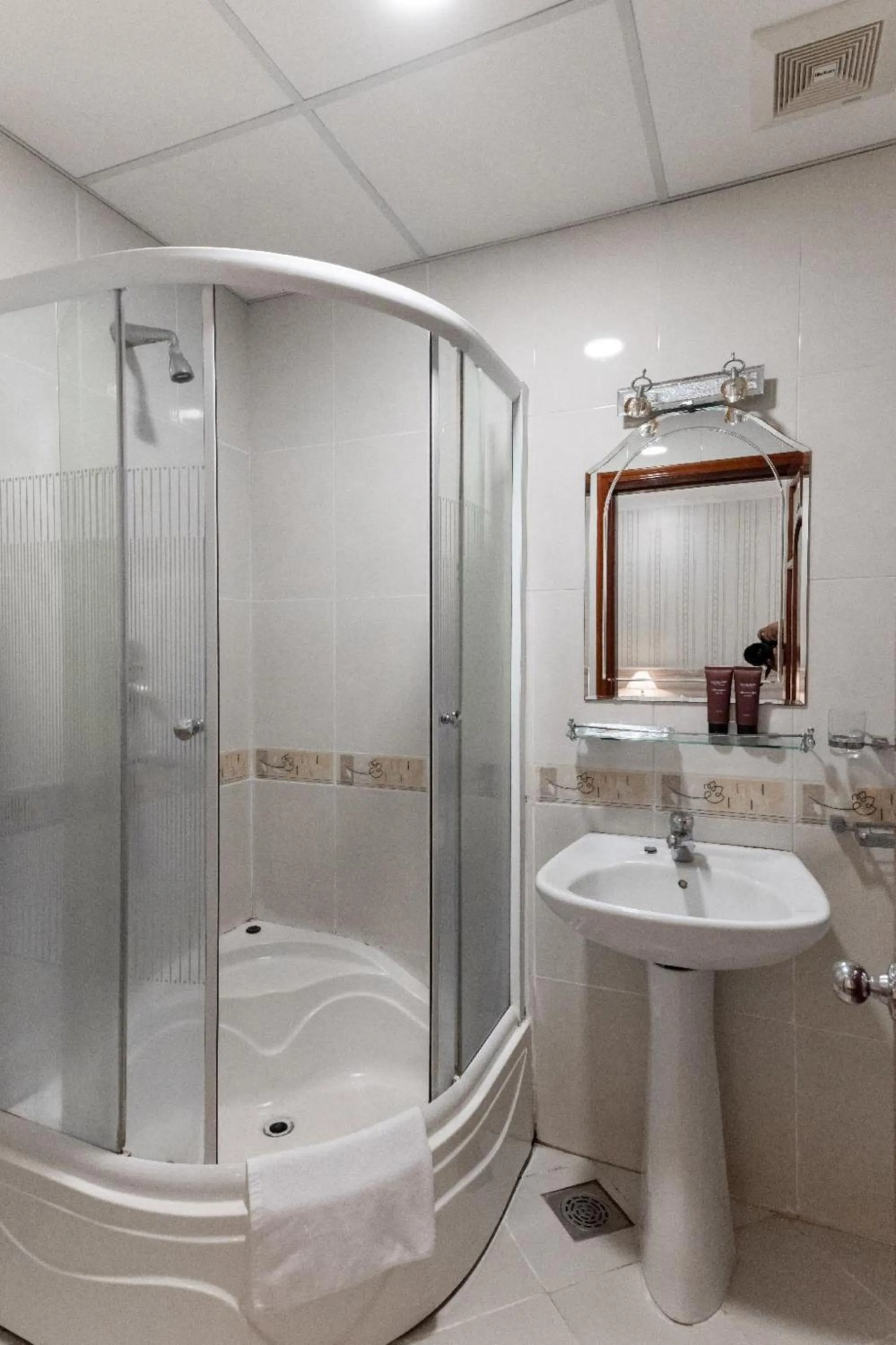 Shower in Ben Thanh Station Hotel