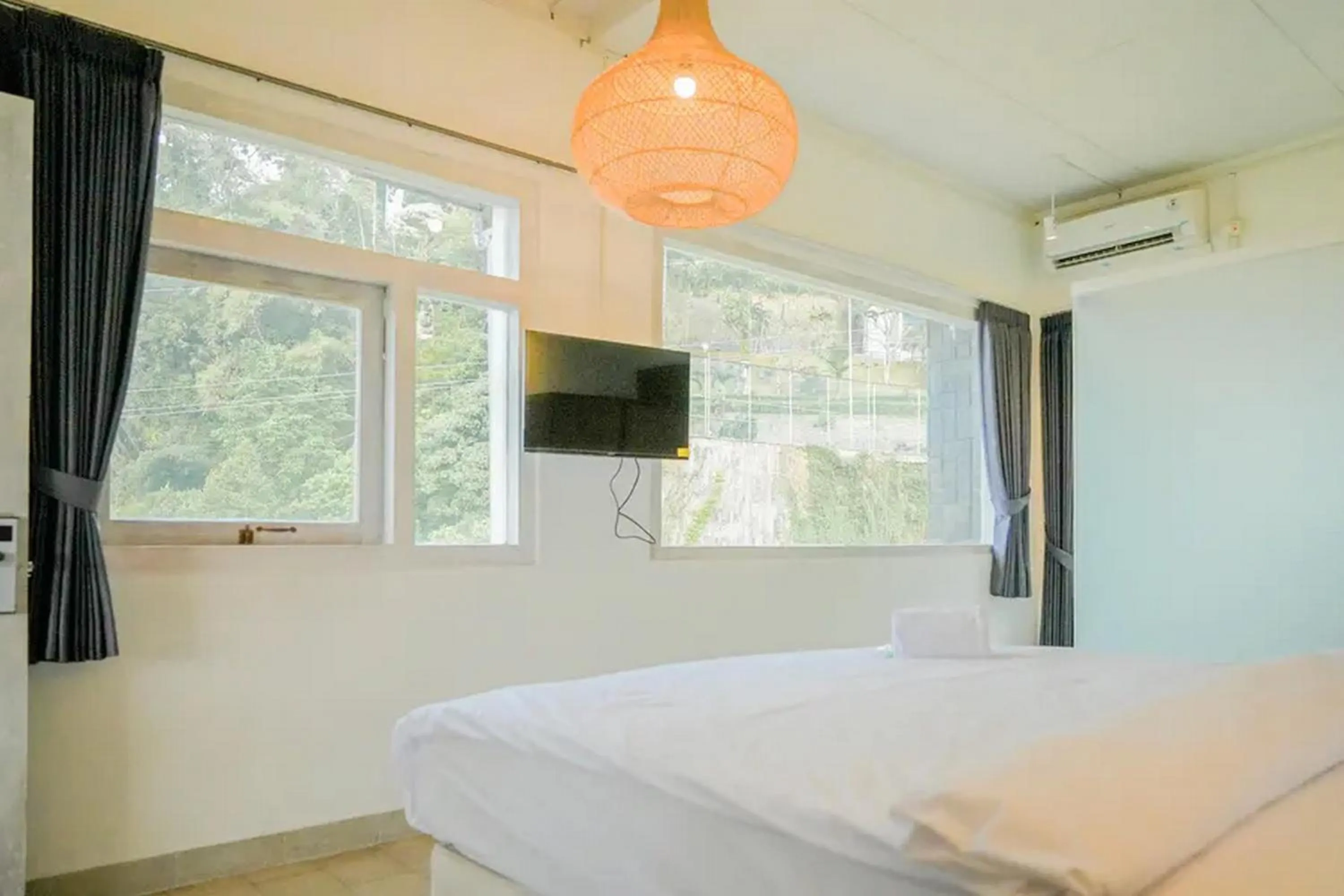 Bedroom, Bed in Urbanview Wisma Nirwana Tretes near Cimory Prigen