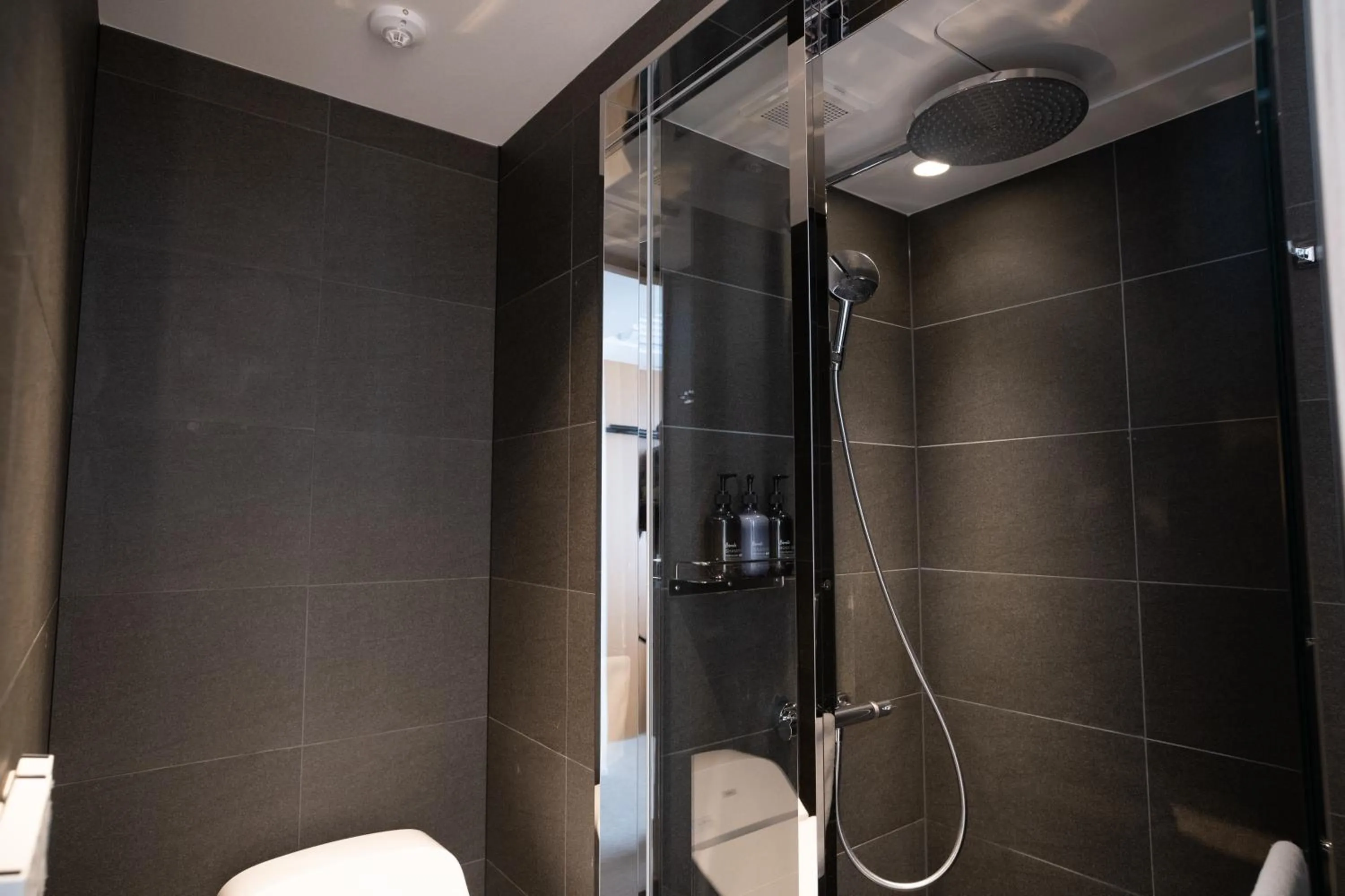 Shower in KABIN Minamiza