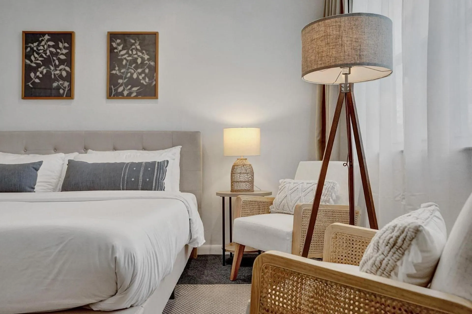 Bed in Suite #1 - Marine Villas Hollywood - 1 Bedroom