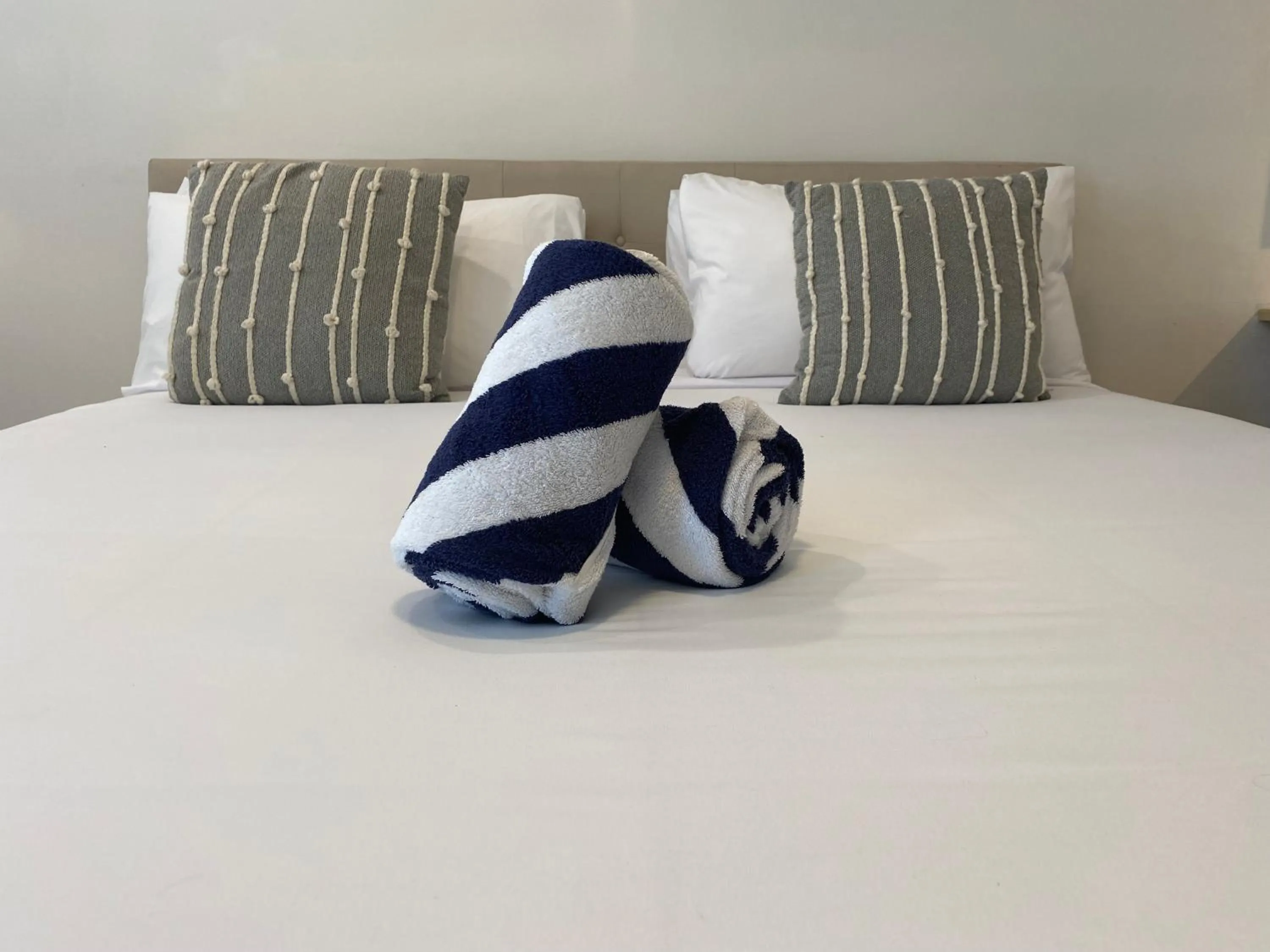 Bed in Suite #1 - Marine Villas Hollywood - 1 Bedroom