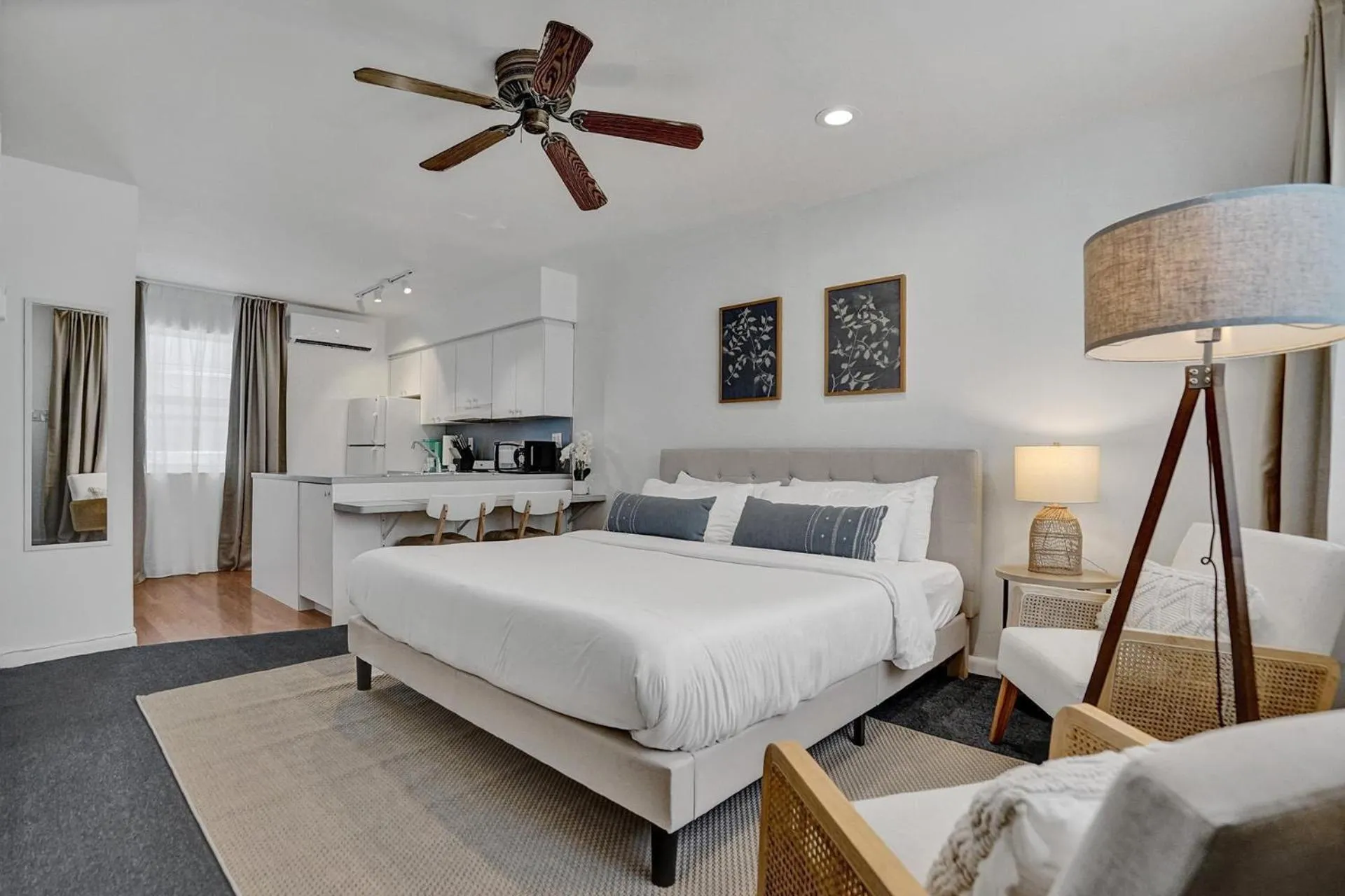 Bed in Suite #1 - Marine Villas Hollywood - 1 Bedroom