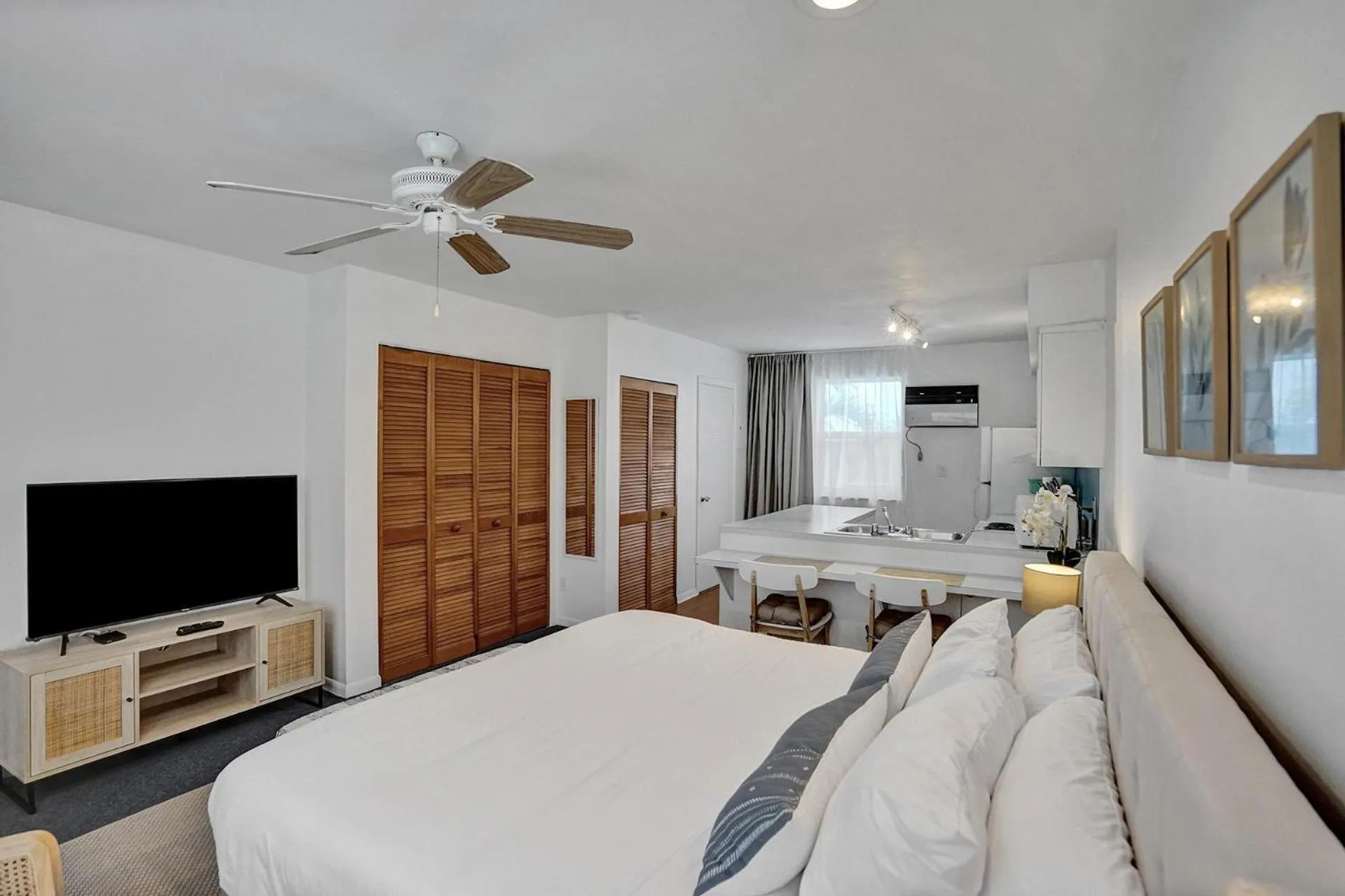 Bed in Suite #1 - Marine Villas Hollywood - 1 Bedroom
