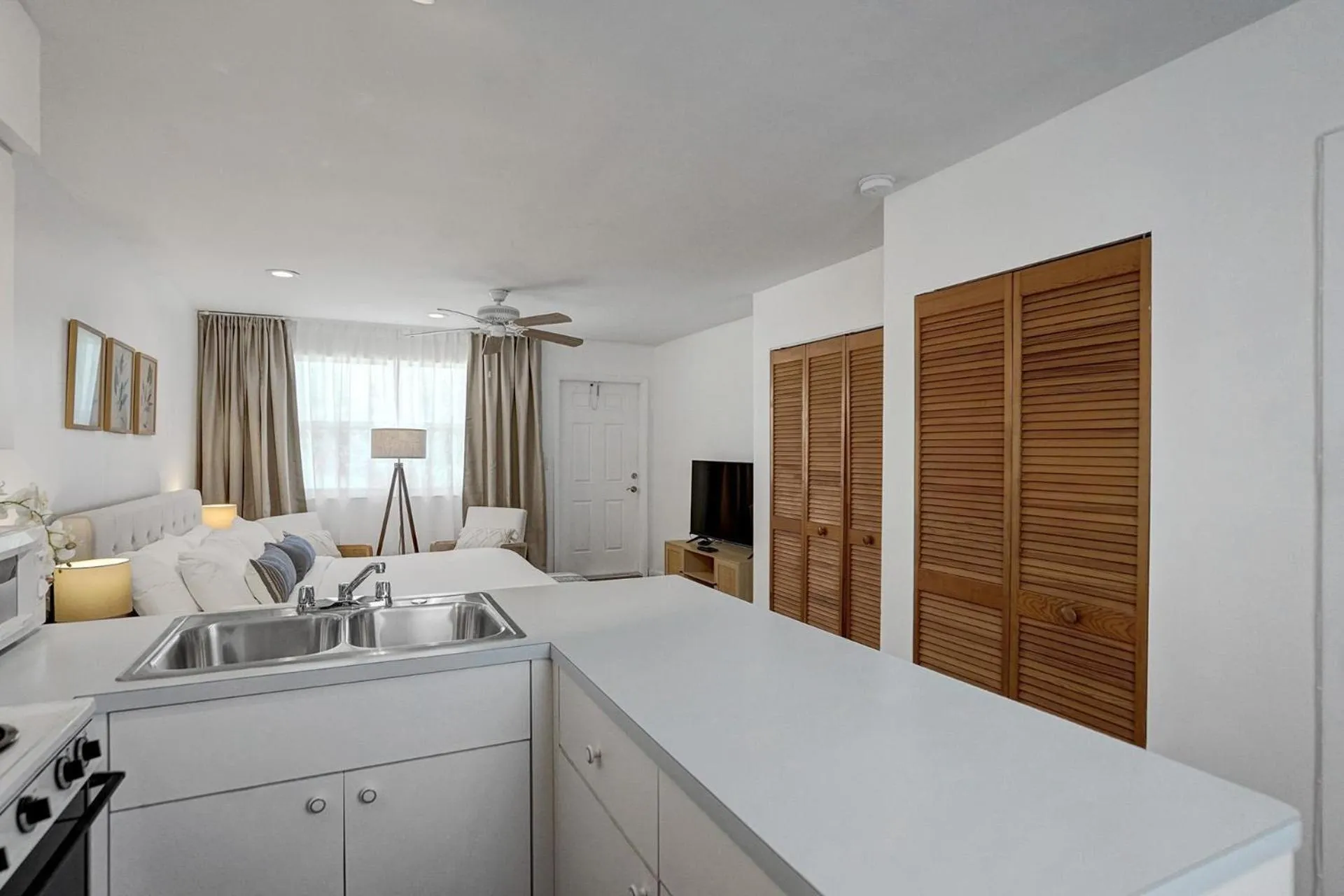 Bed in Suite #1 - Marine Villas Hollywood - 1 Bedroom