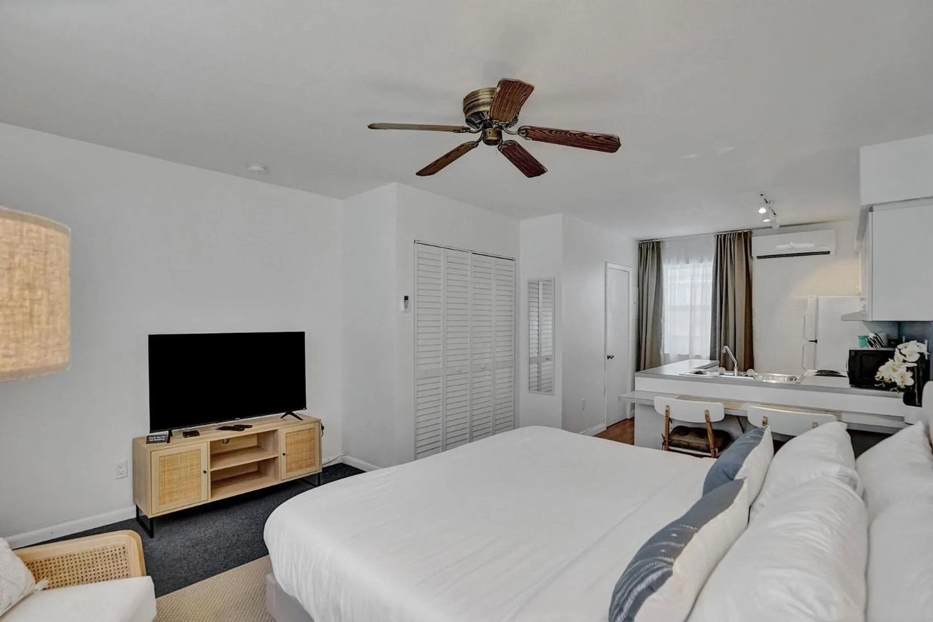 Bed in Suite #1 - Marine Villas Hollywood - 1 Bedroom