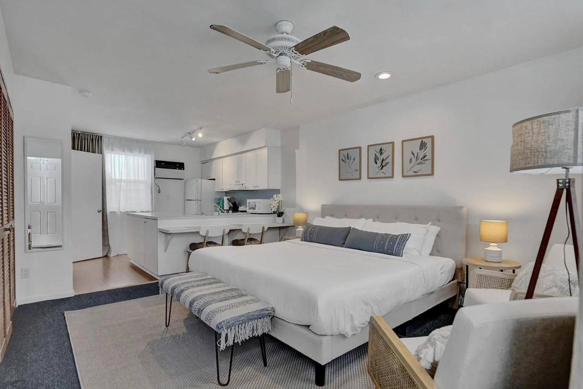 Bed in Suite #1 - Marine Villas Hollywood - 1 Bedroom