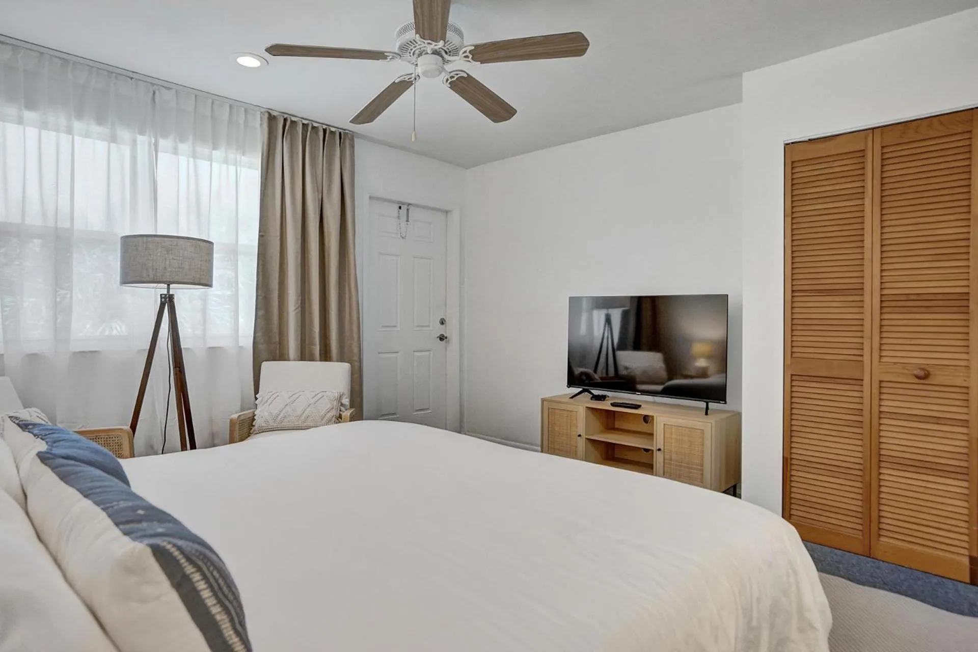 Bed in Suite #1 - Marine Villas Hollywood - 1 Bedroom