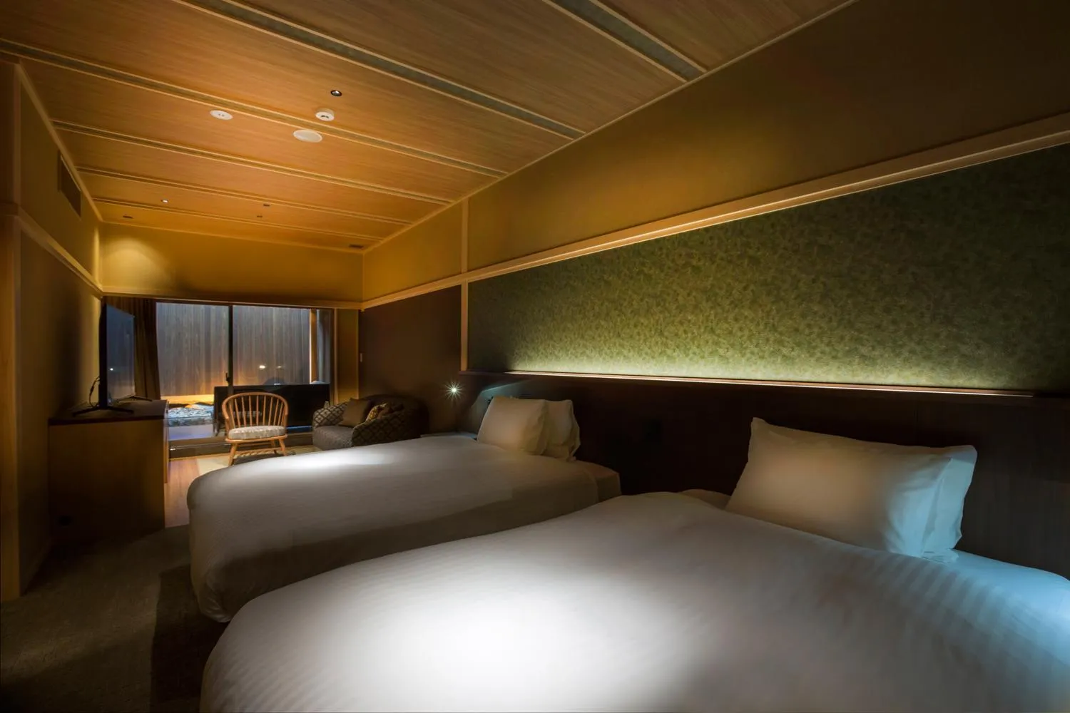 Photo of the whole room, Bed in Hotel Yuraku Kyo-yasaka