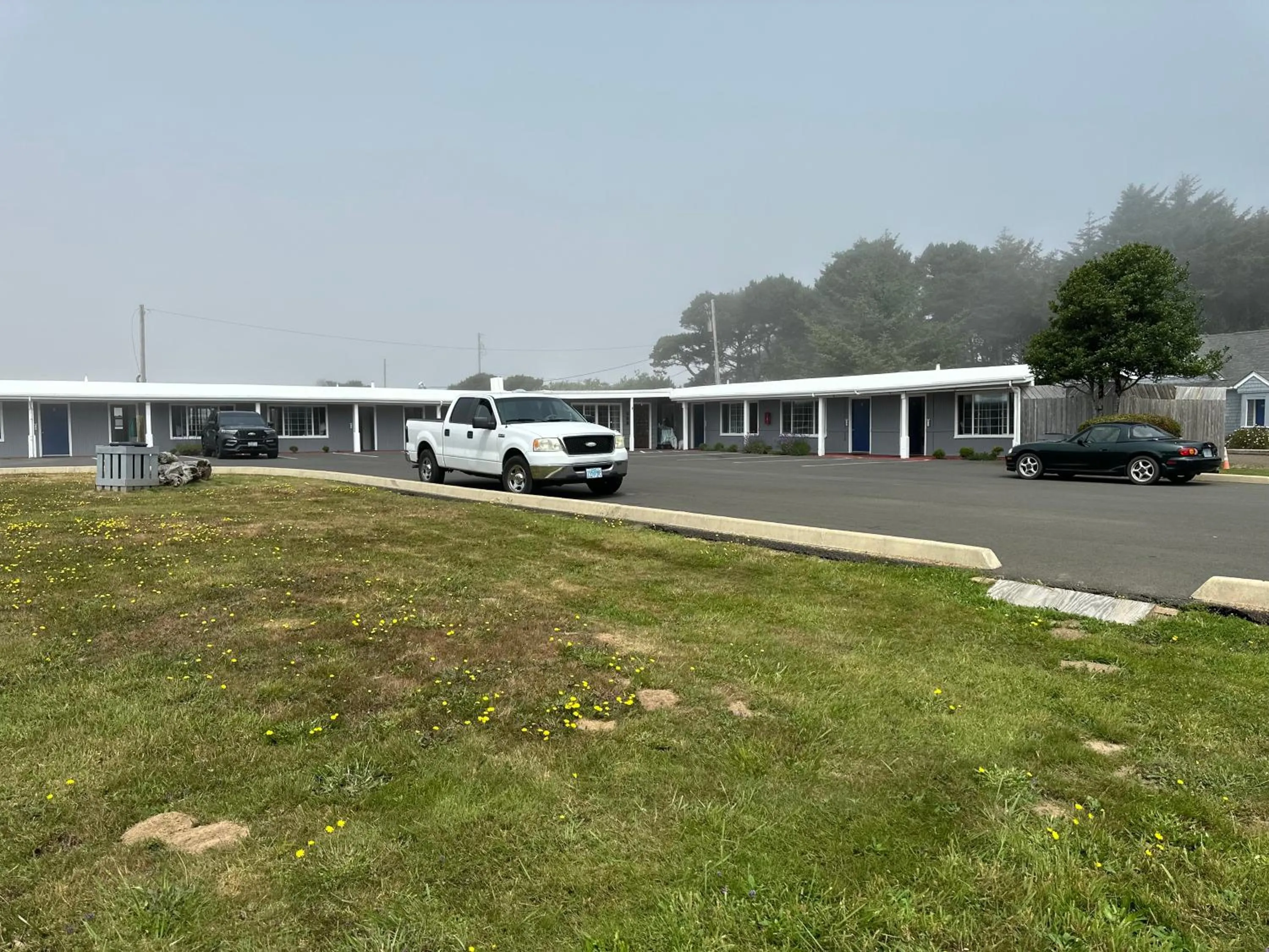 Property building in Tillicum Beach Motel - Formerly Deane's Oceanfront Lodge