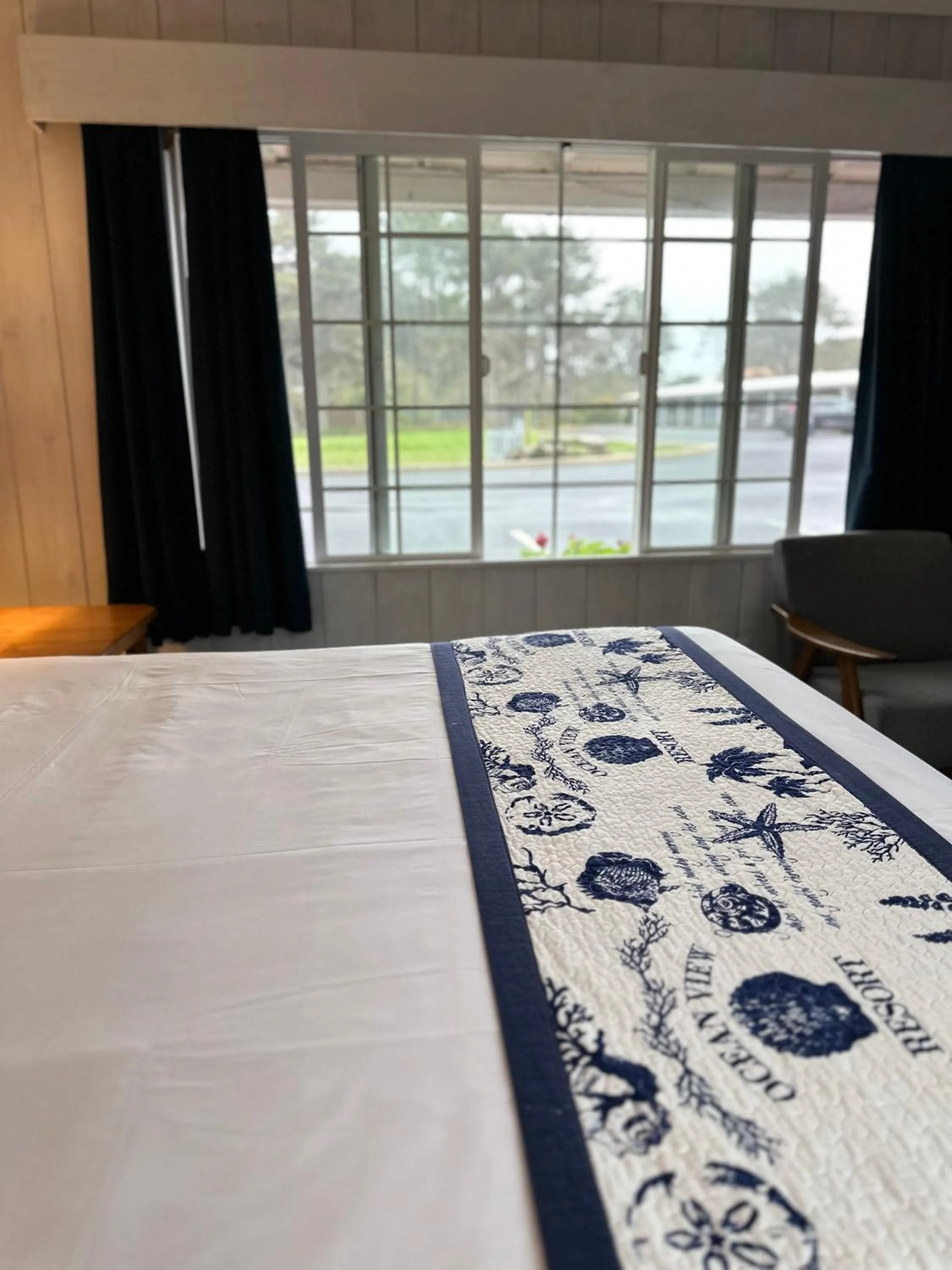 Bedroom, Bed in Tillicum Beach Motel - Formerly Deane's Oceanfront Lodge