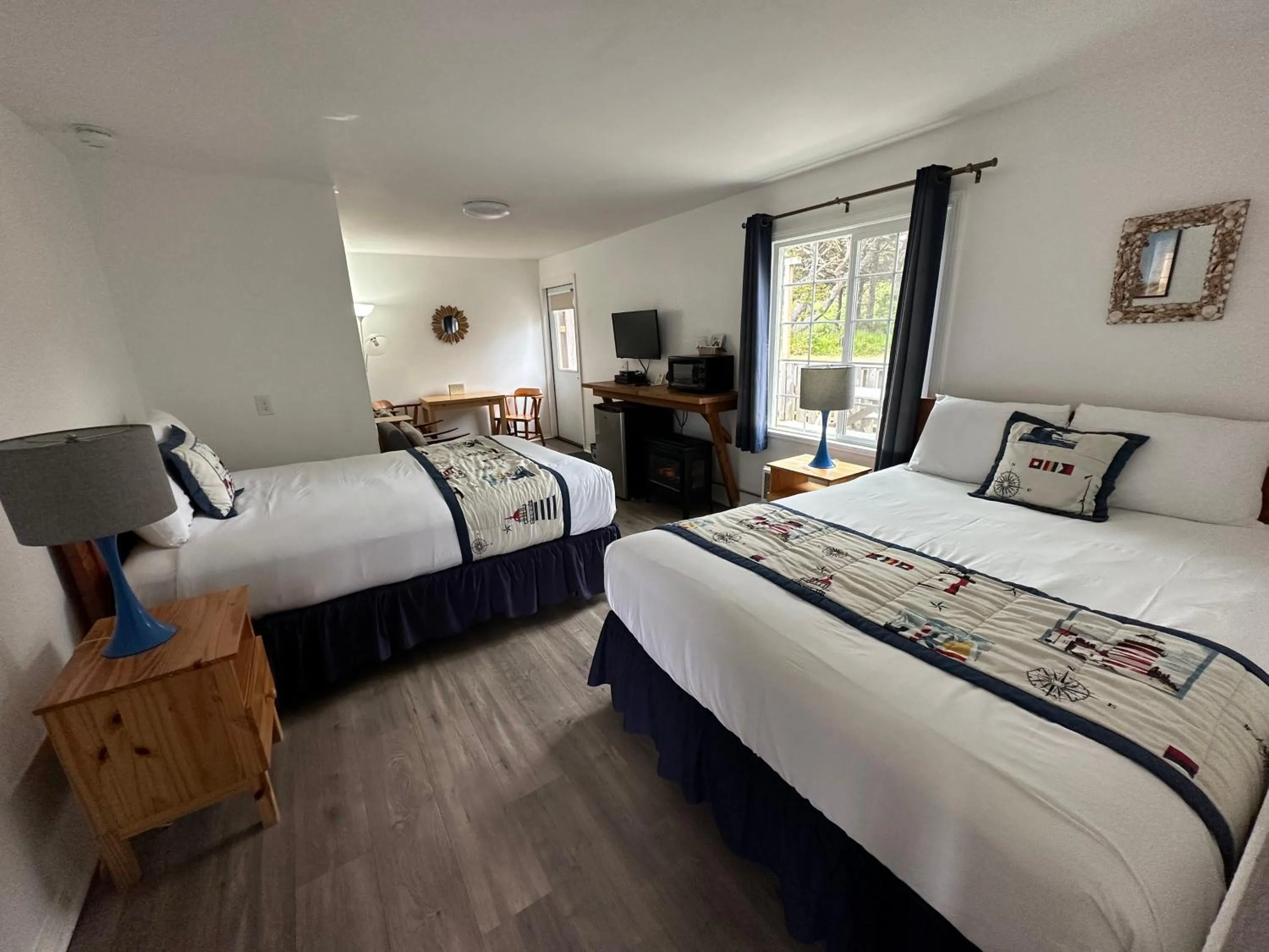 Bed in Tillicum Beach Motel - Formerly Deane's Oceanfront Lodge