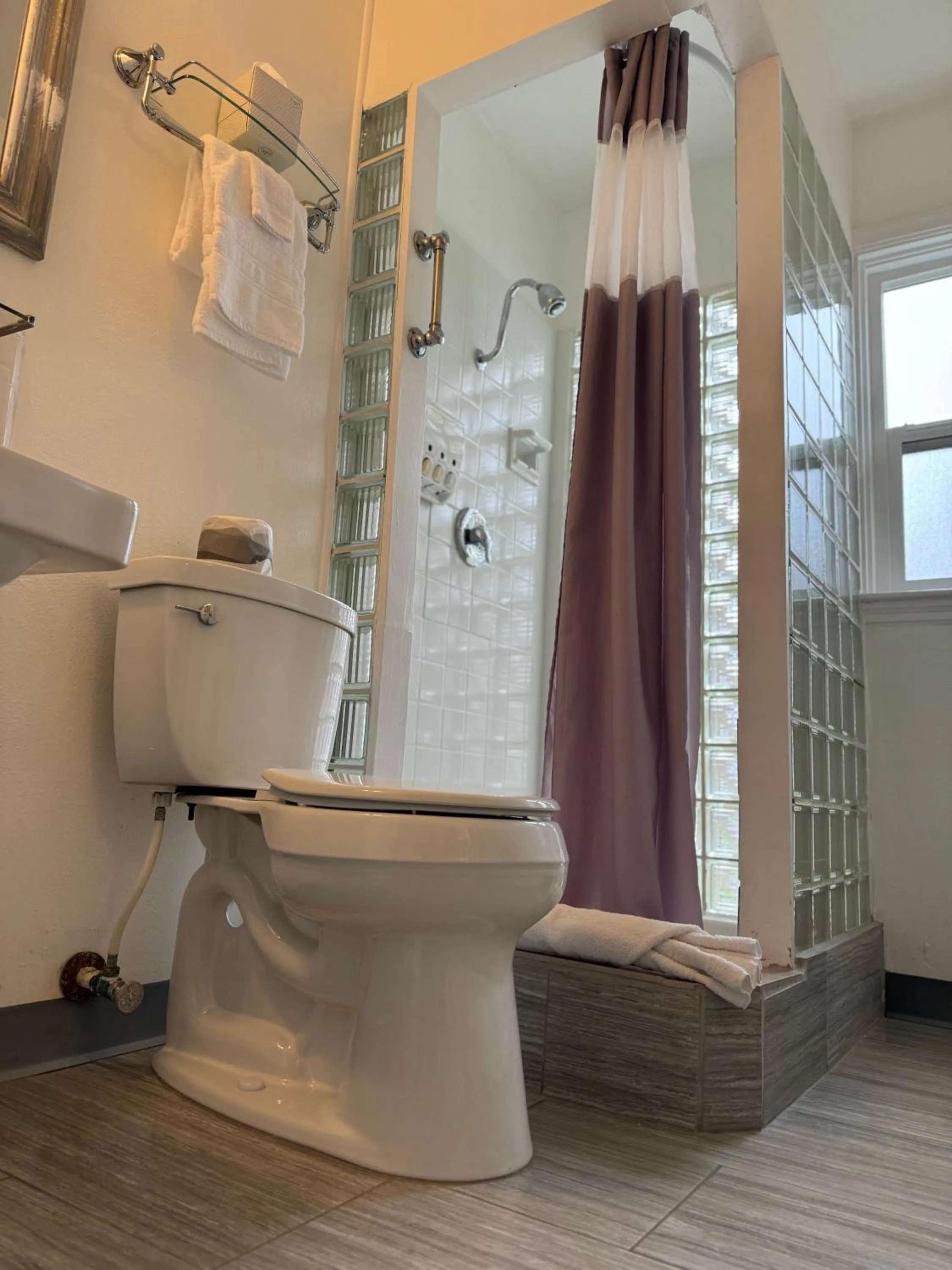 Bathroom in Tillicum Beach Motel - Formerly Deane's Oceanfront Lodge