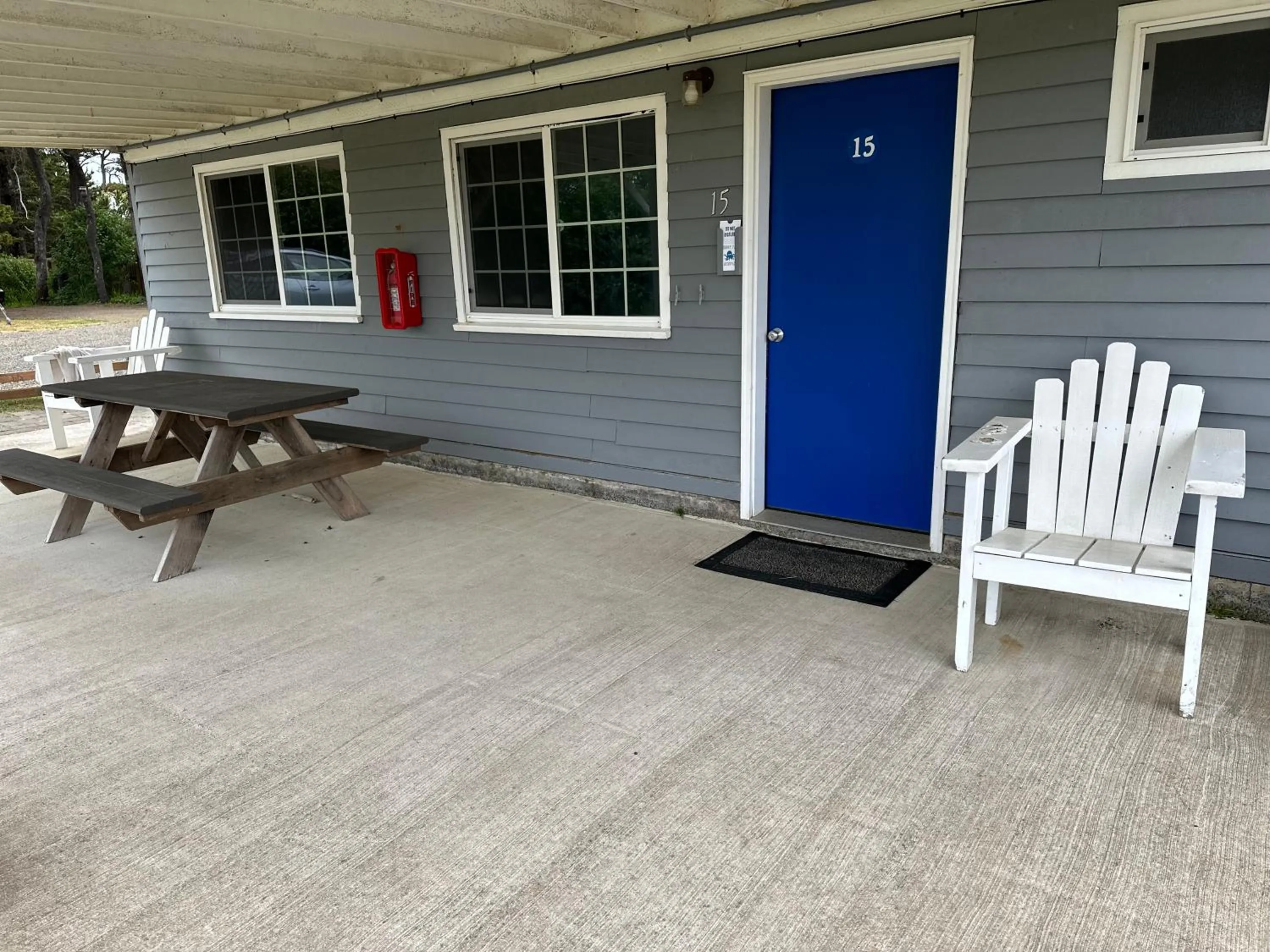 Property building in Tillicum Beach Motel - Formerly Deane's Oceanfront Lodge