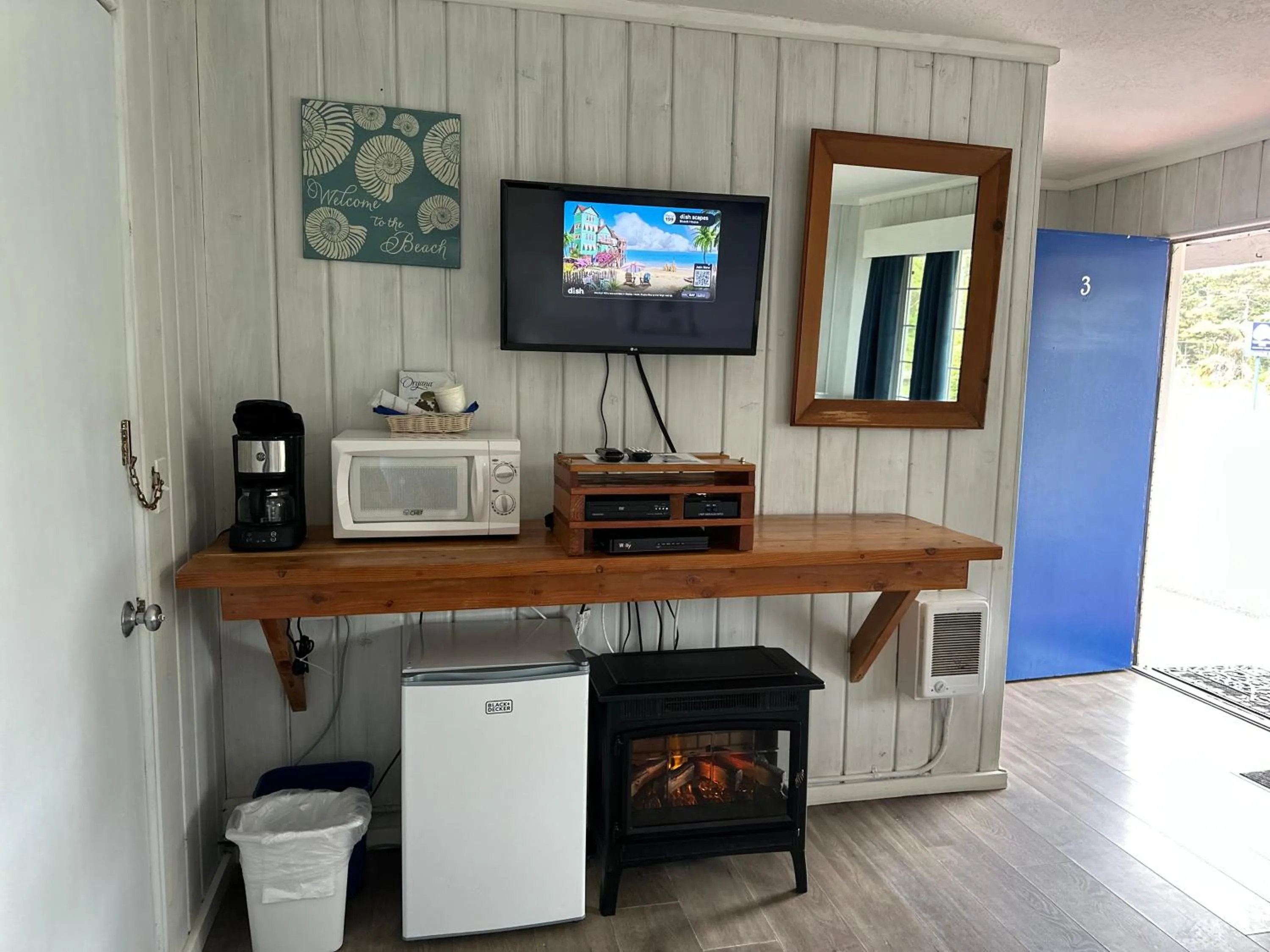 TV and multimedia in Tillicum Beach Motel - Formerly Deane's Oceanfront Lodge