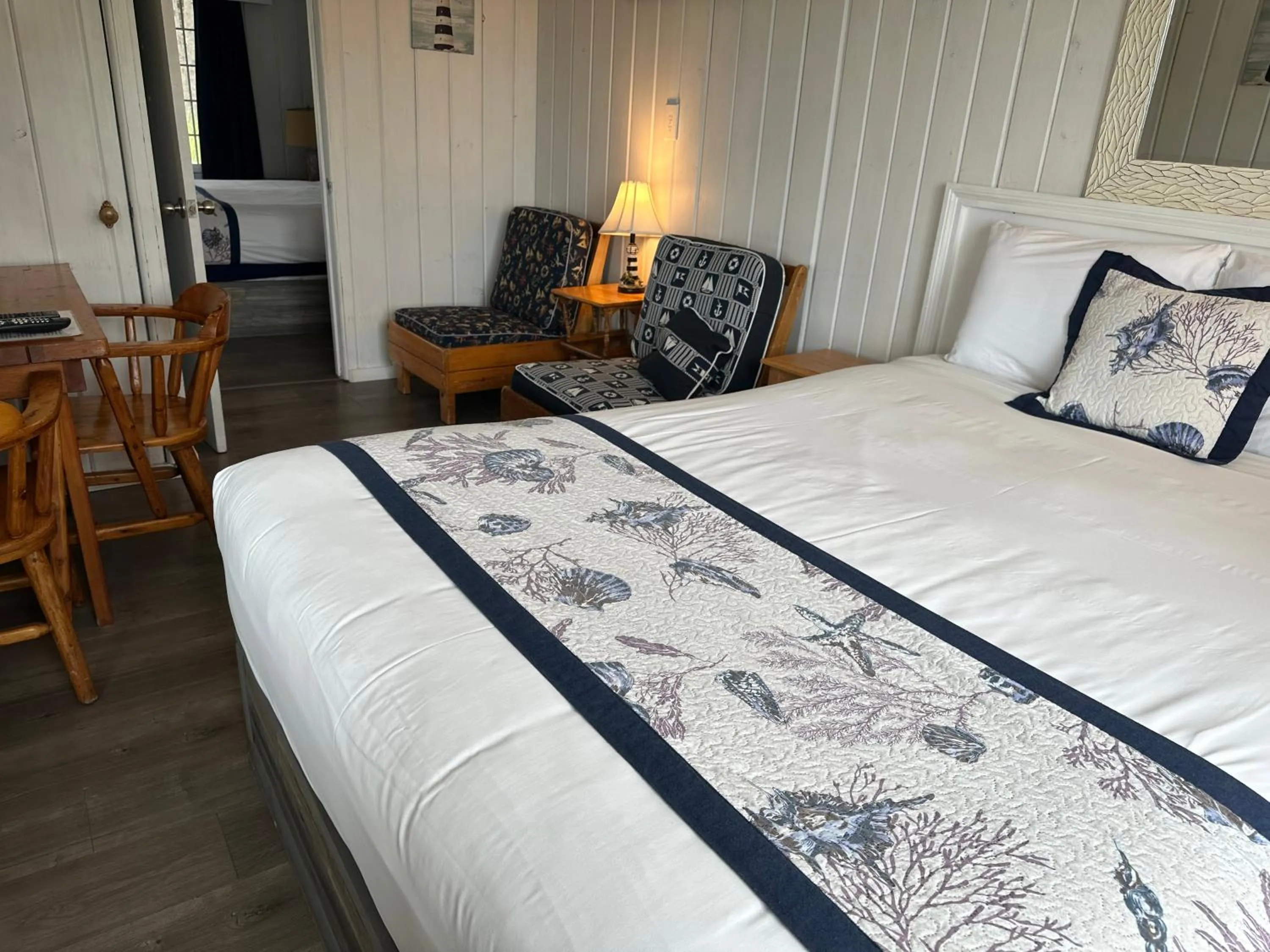 Bed in Tillicum Beach Motel - Formerly Deane's Oceanfront Lodge