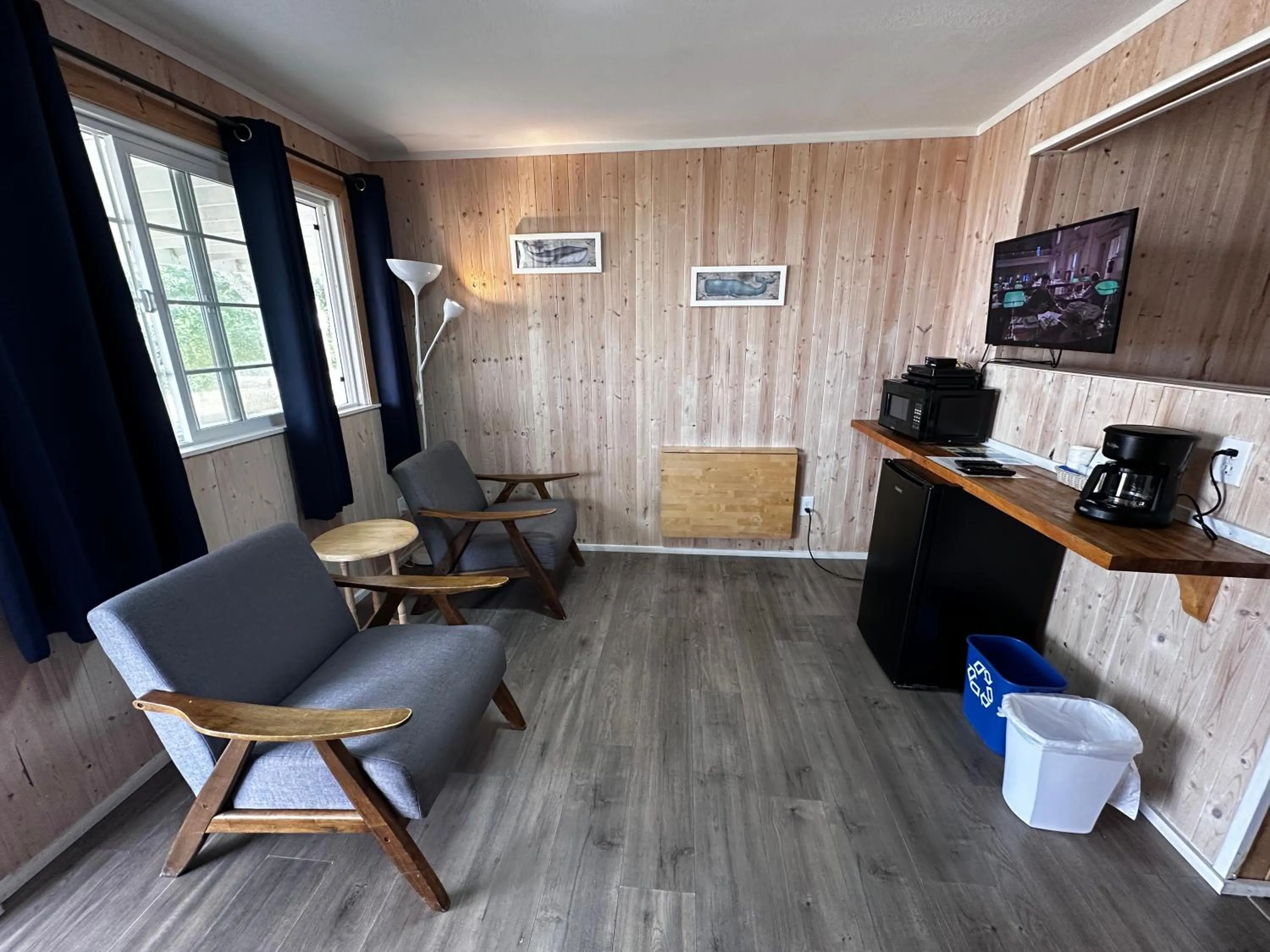 TV and multimedia in Tillicum Beach Motel - Formerly Deane's Oceanfront Lodge