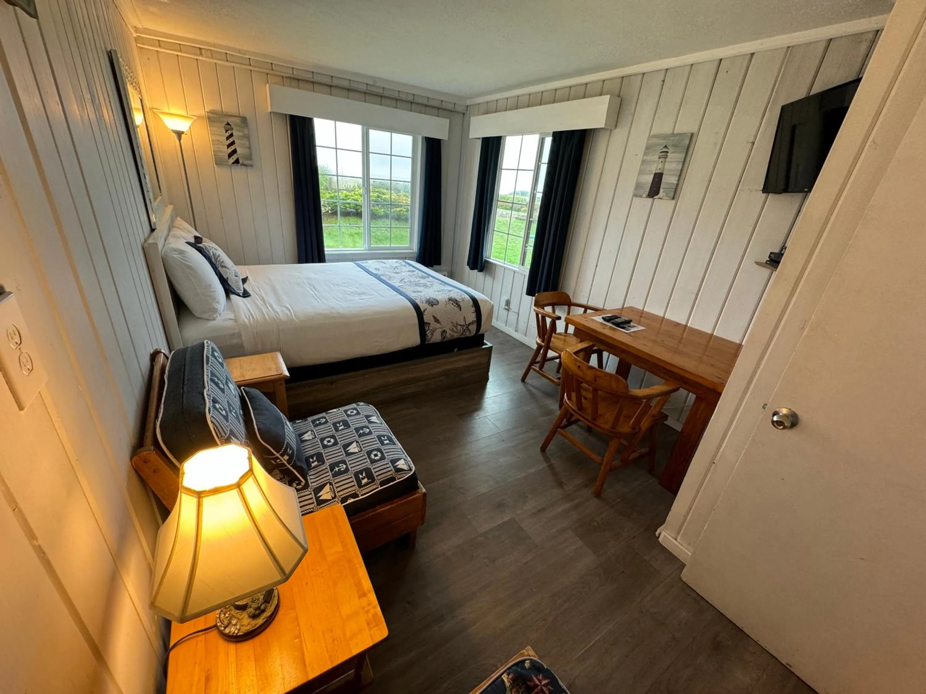 Bed in Tillicum Beach Motel - Formerly Deane's Oceanfront Lodge