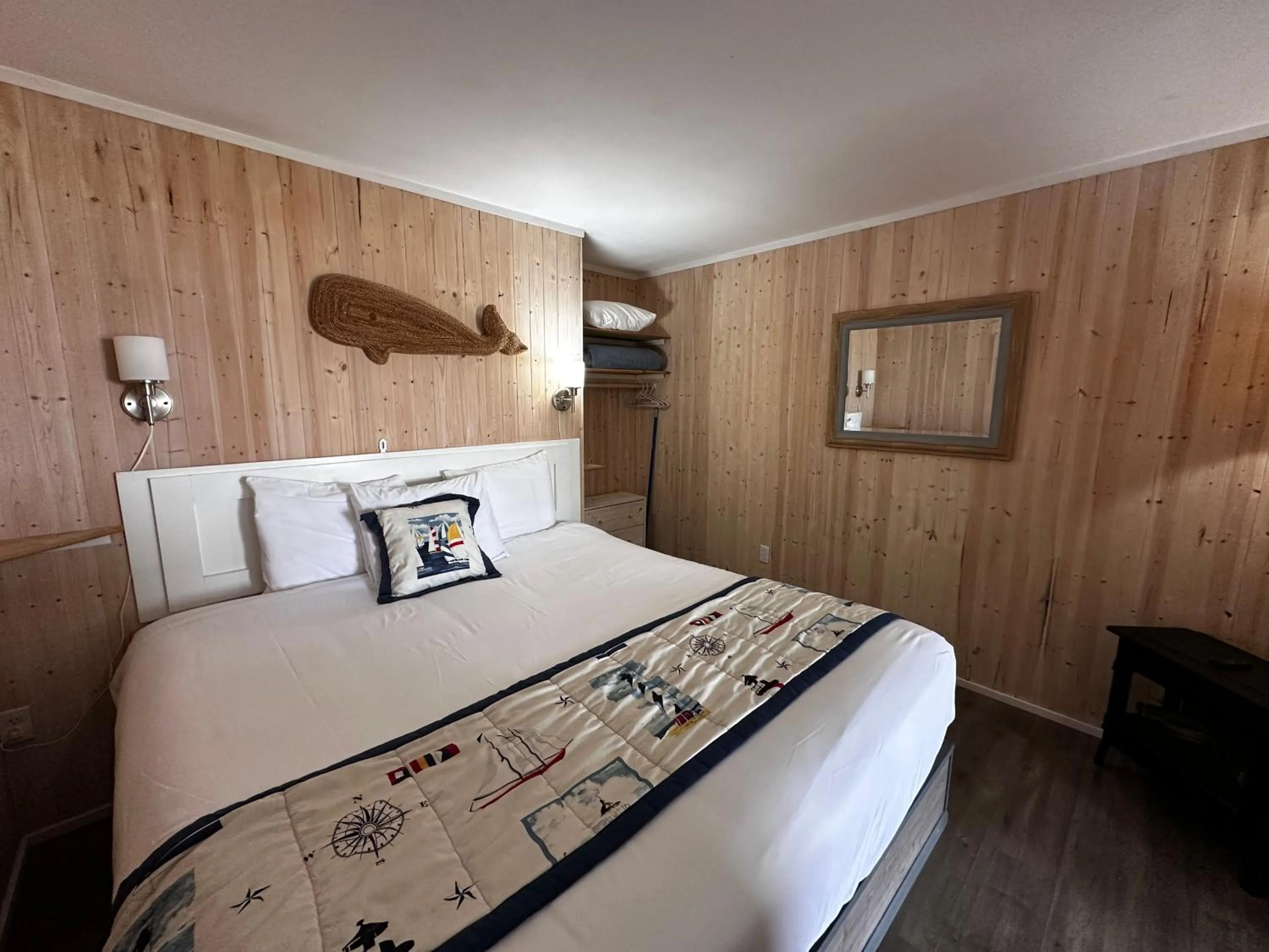 Bed in Tillicum Beach Motel - Formerly Deane's Oceanfront Lodge