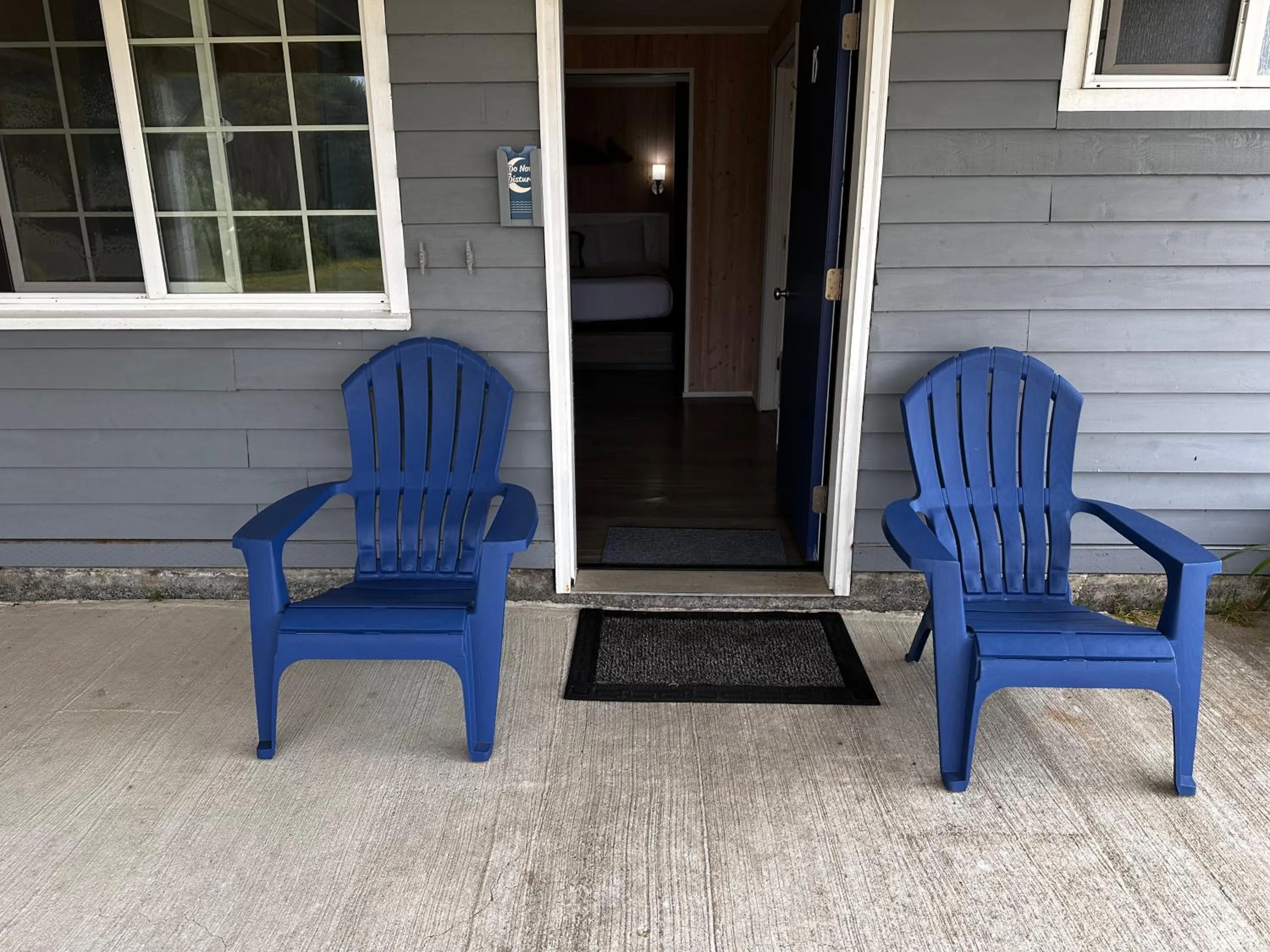 Seating area in Tillicum Beach Motel - Formerly Deane's Oceanfront Lodge