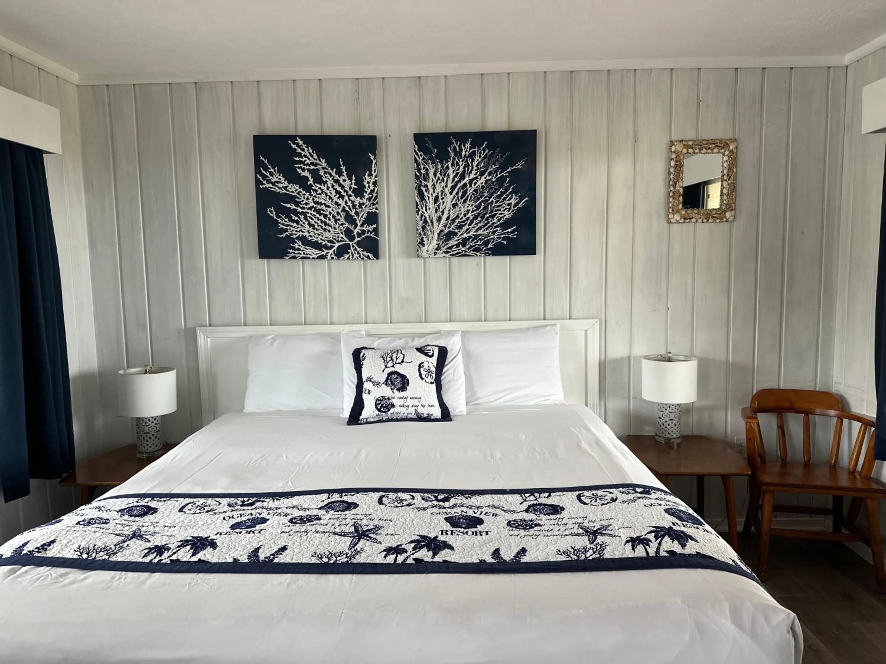 Bed in Tillicum Beach Motel - Formerly Deane's Oceanfront Lodge