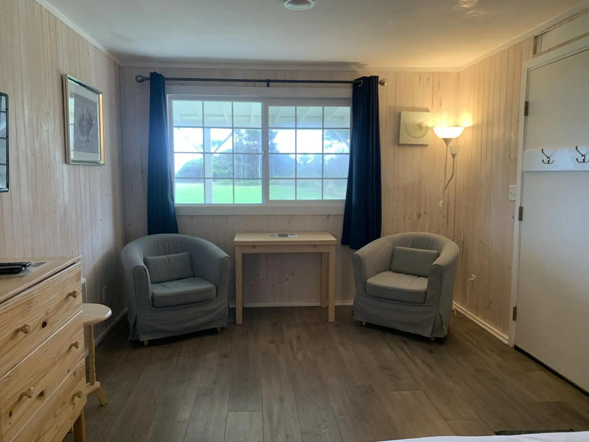 Seating area in Tillicum Beach Motel - Formerly Deane's Oceanfront Lodge