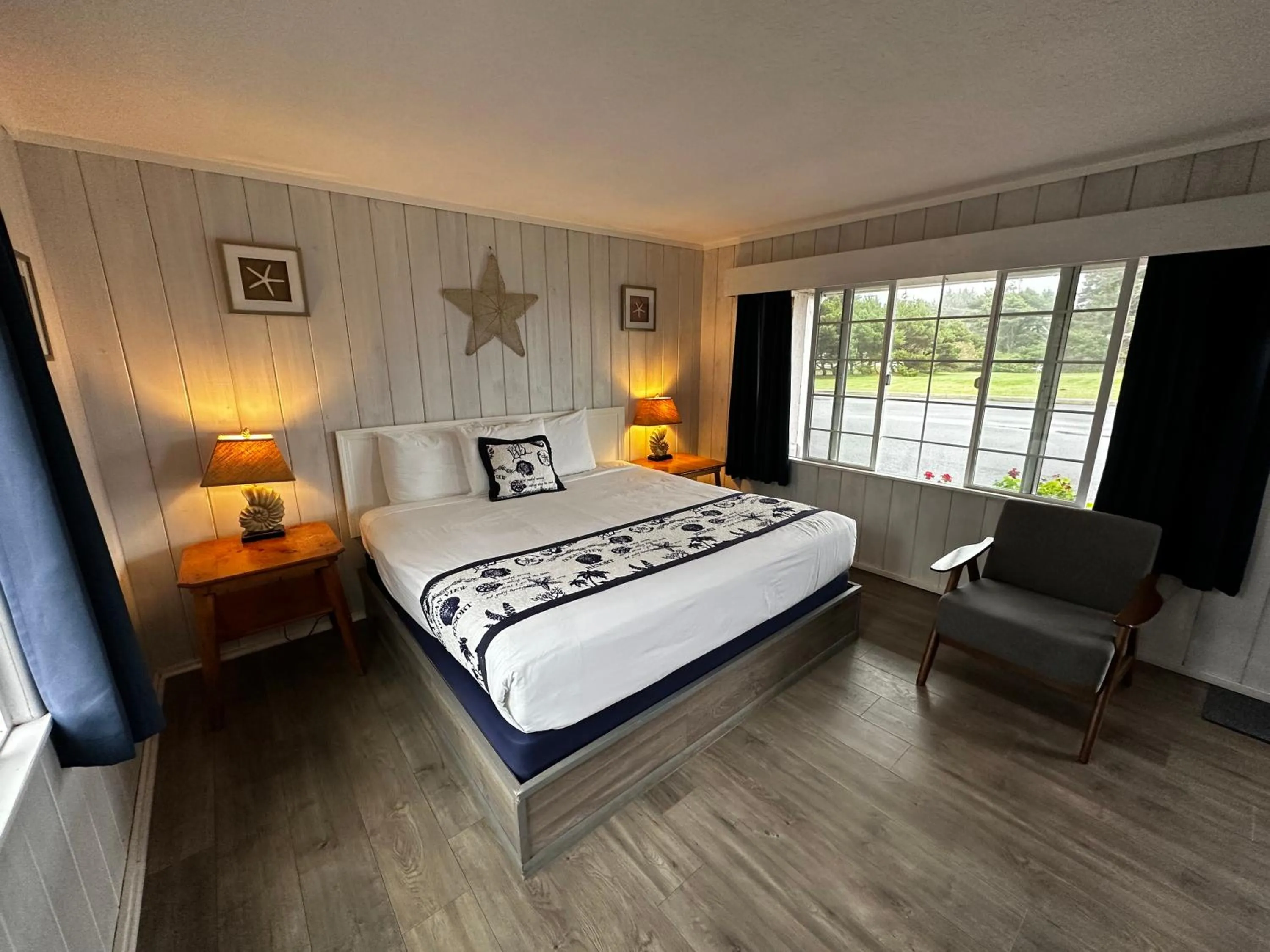 Bed in Tillicum Beach Motel - Formerly Deane's Oceanfront Lodge