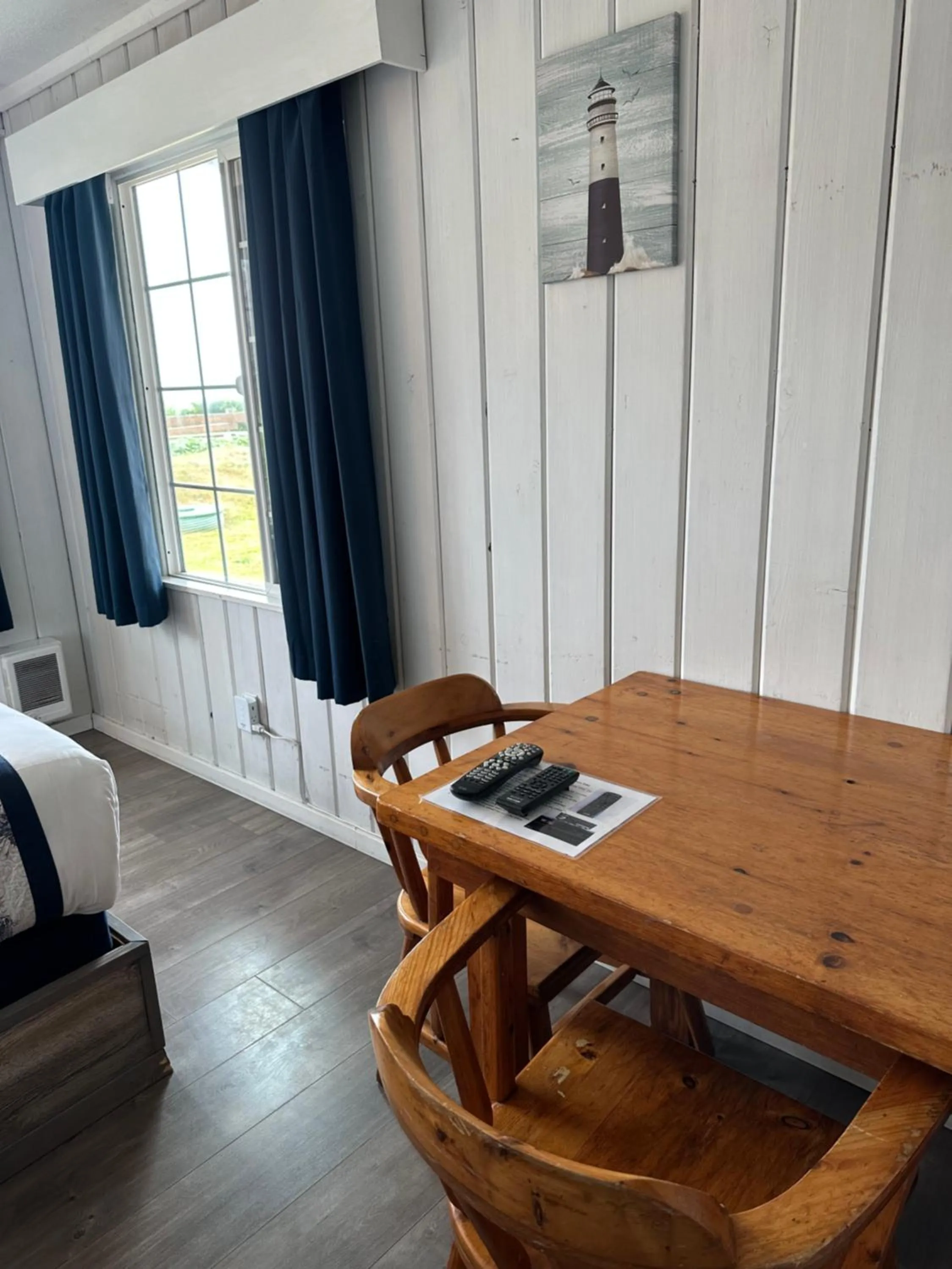 Seating area, Bed in Tillicum Beach Motel - Formerly Deane's Oceanfront Lodge