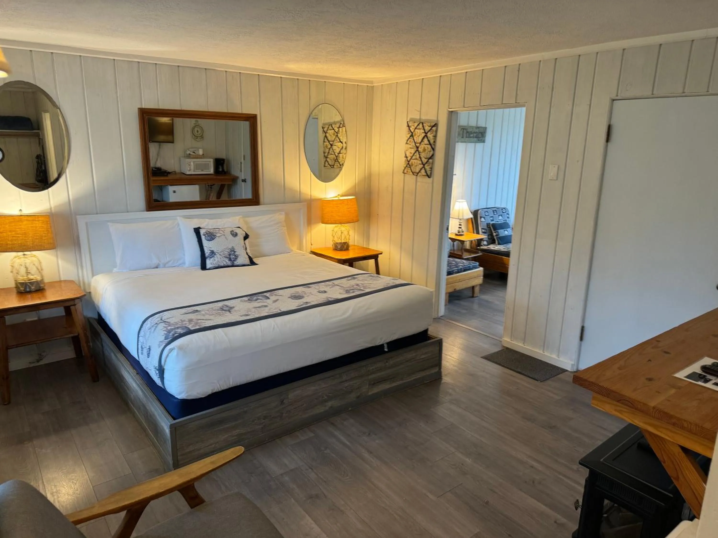 Bed in Tillicum Beach Motel - Formerly Deane's Oceanfront Lodge