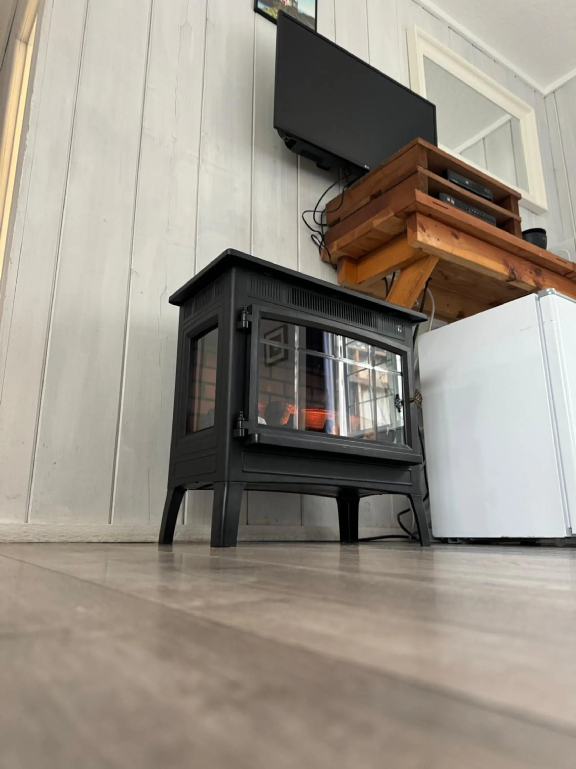 fireplace in Tillicum Beach Motel - Formerly Deane's Oceanfront Lodge