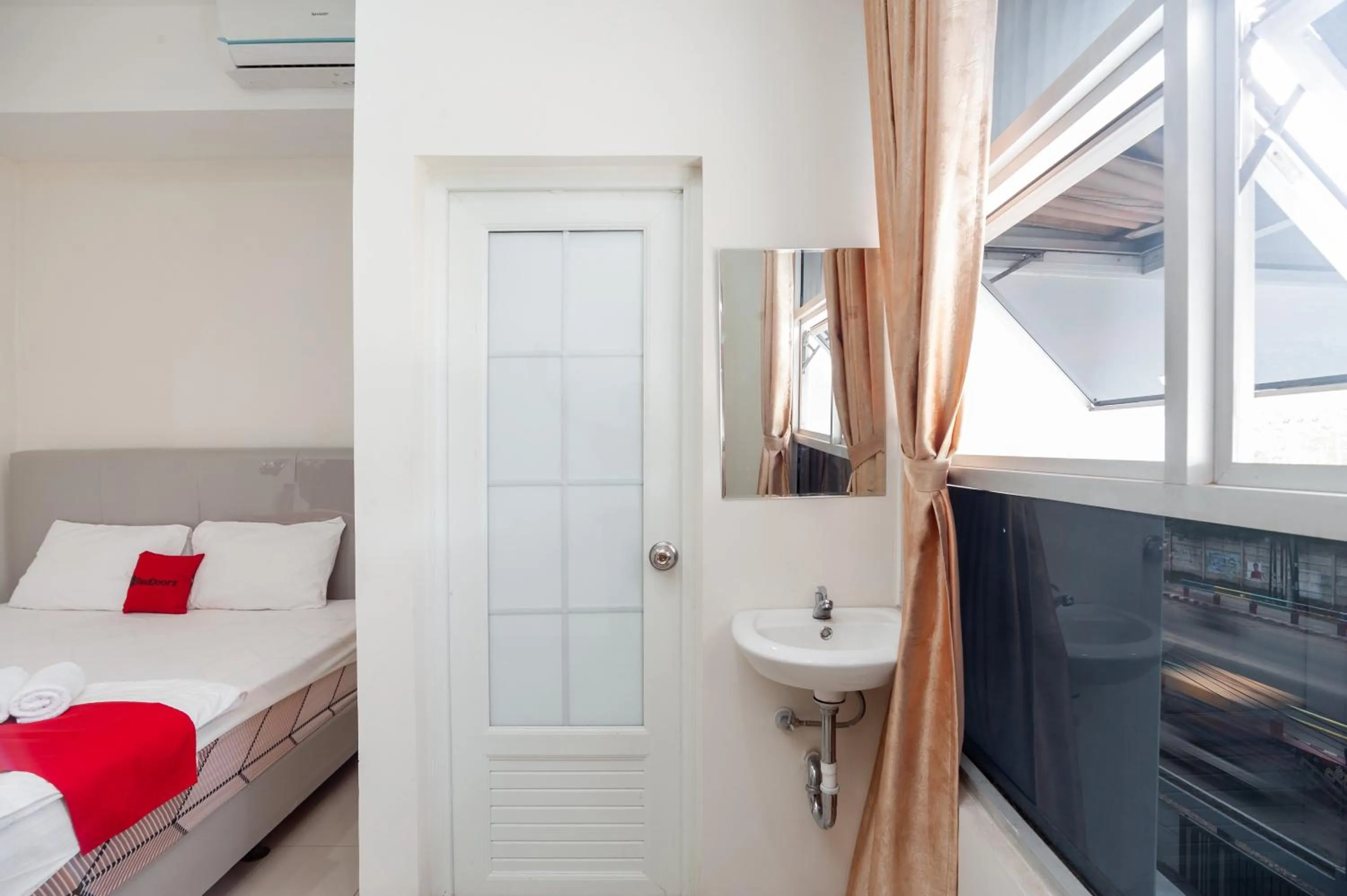 Bed in RedDoorz @ Kali Balok Lampung