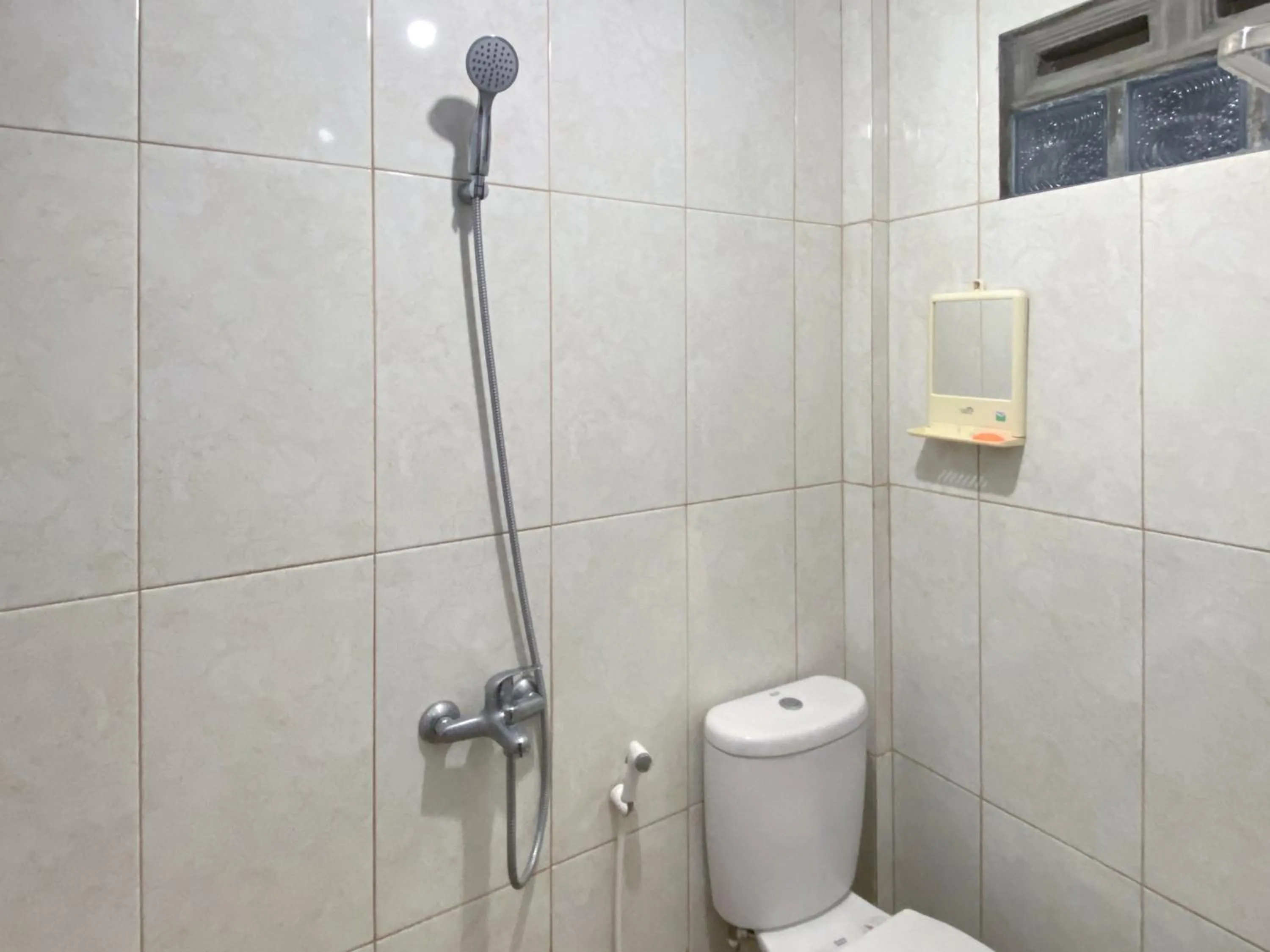 Bathroom in RedDoorz @ Sihole Paradise Inn Parbaba