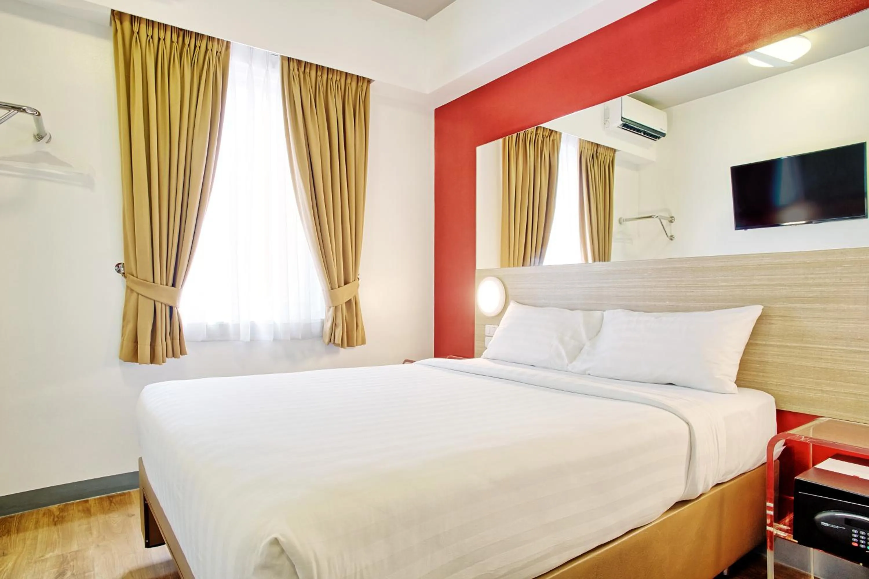 Bedroom, Bed in Red Planet Manila Aseana City
