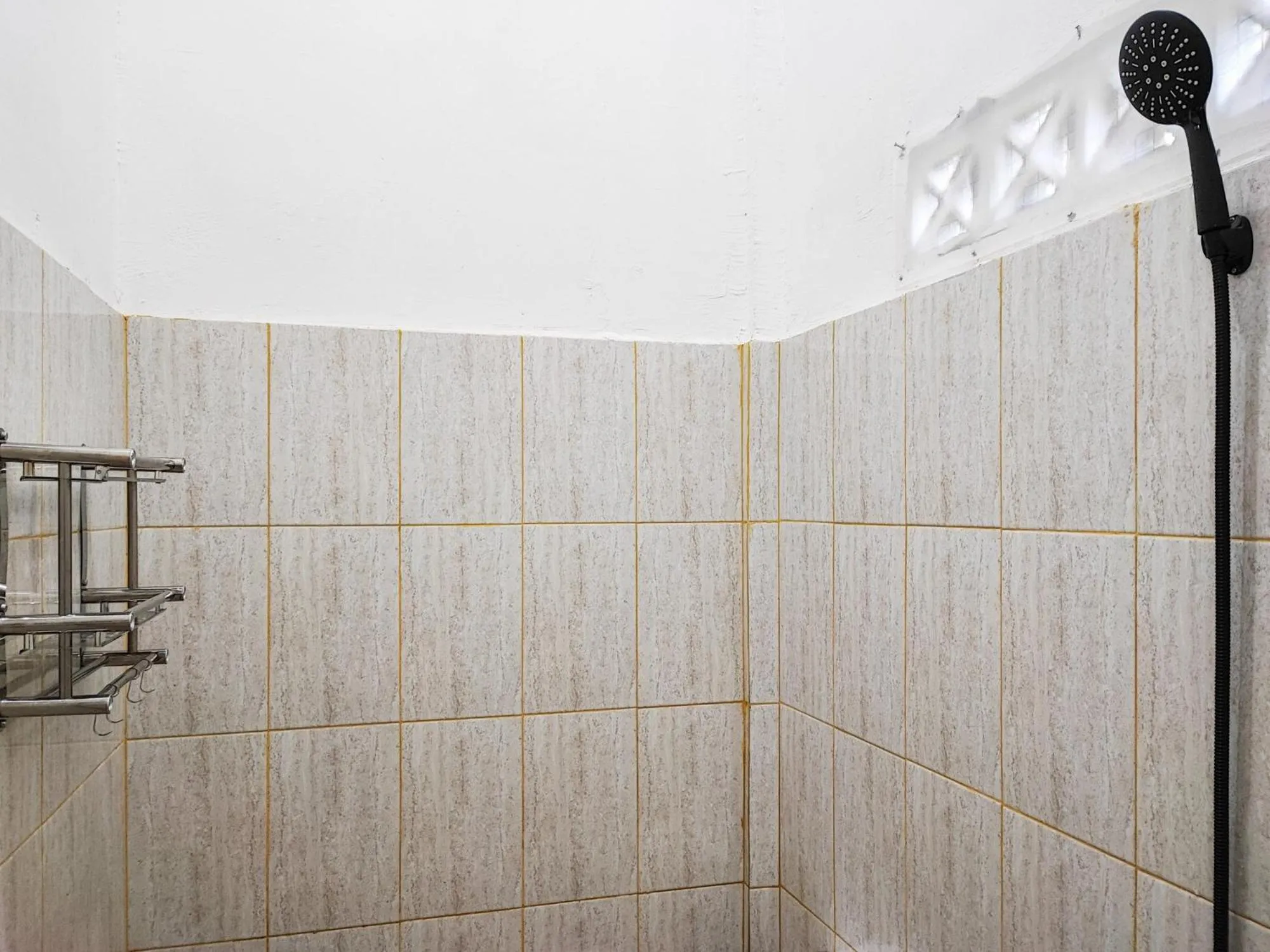 Shower in Adela Homestay Syariah Near Universitas Muhammadiyah Jambi Mitra RedDoorz