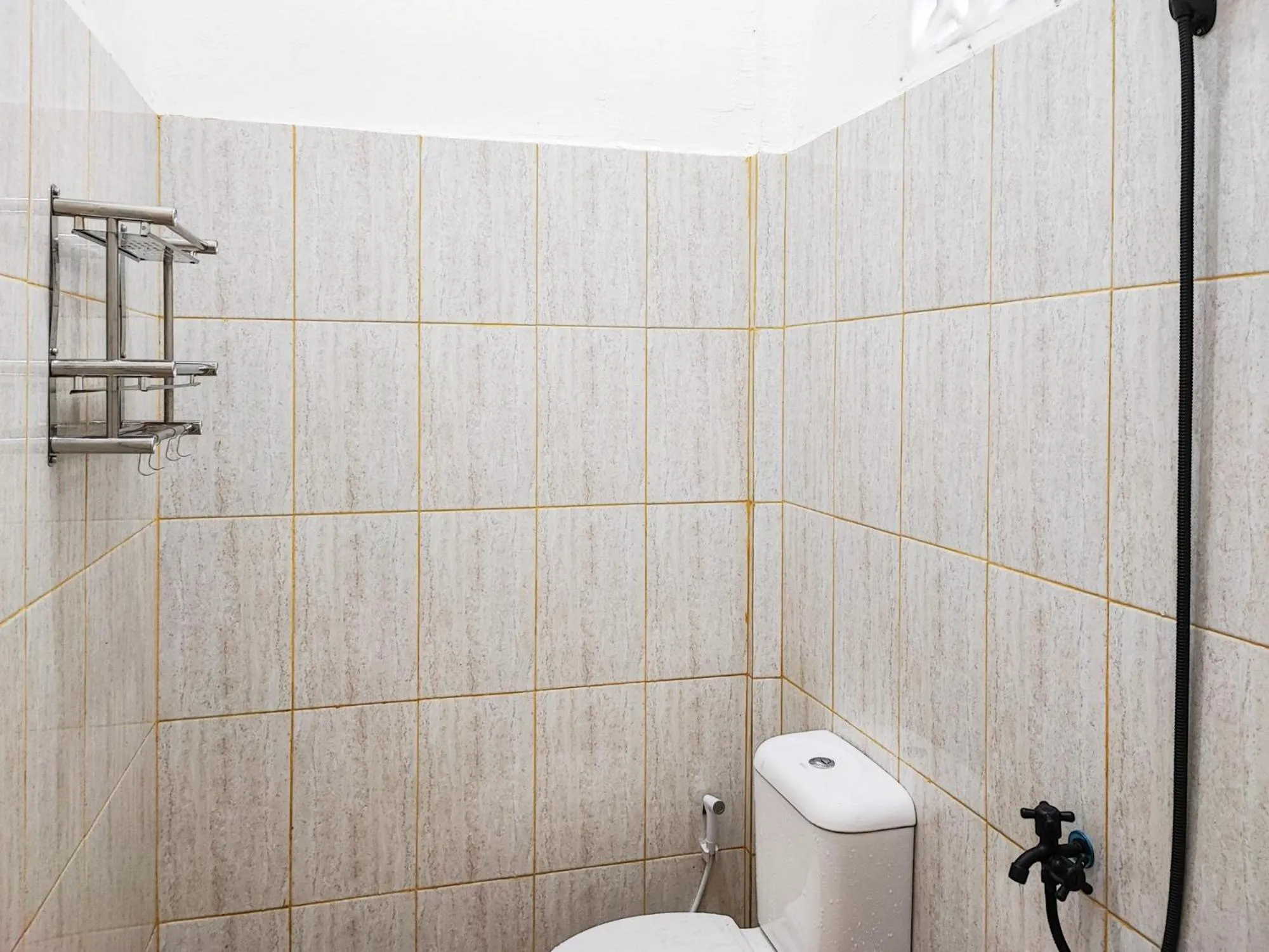 Shower in Adela Homestay Syariah Near Universitas Muhammadiyah Jambi Mitra RedDoorz