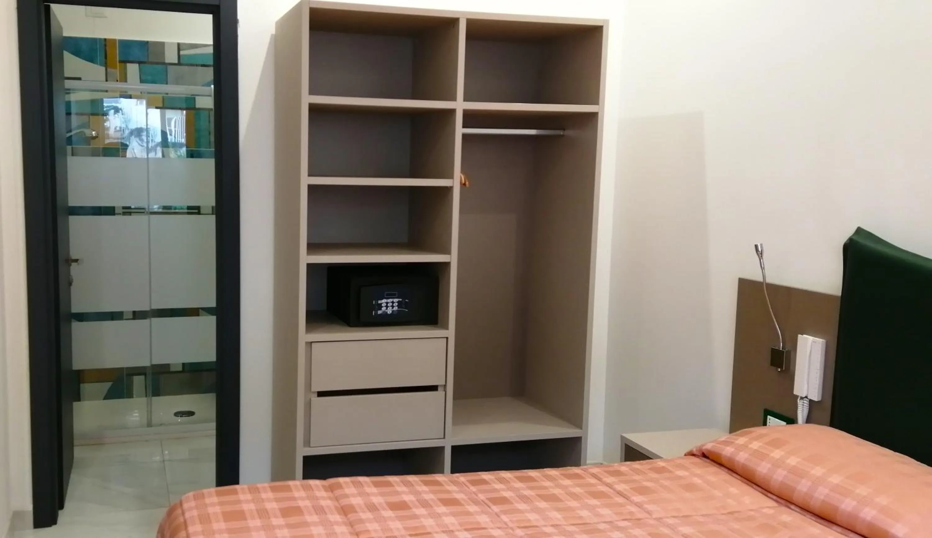 Shower, Bed in HOTEL HOUSE GARGANO