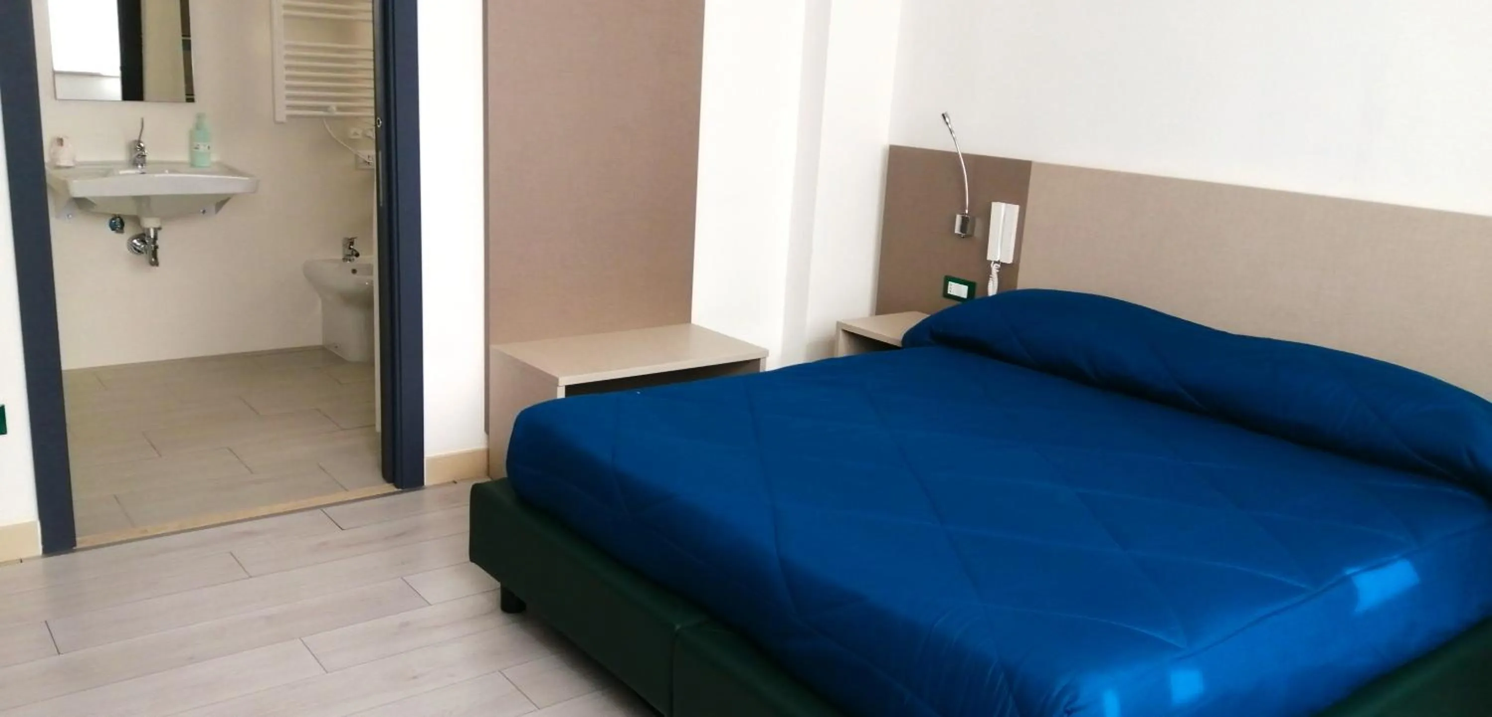acessibility, Bed in HOTEL HOUSE GARGANO