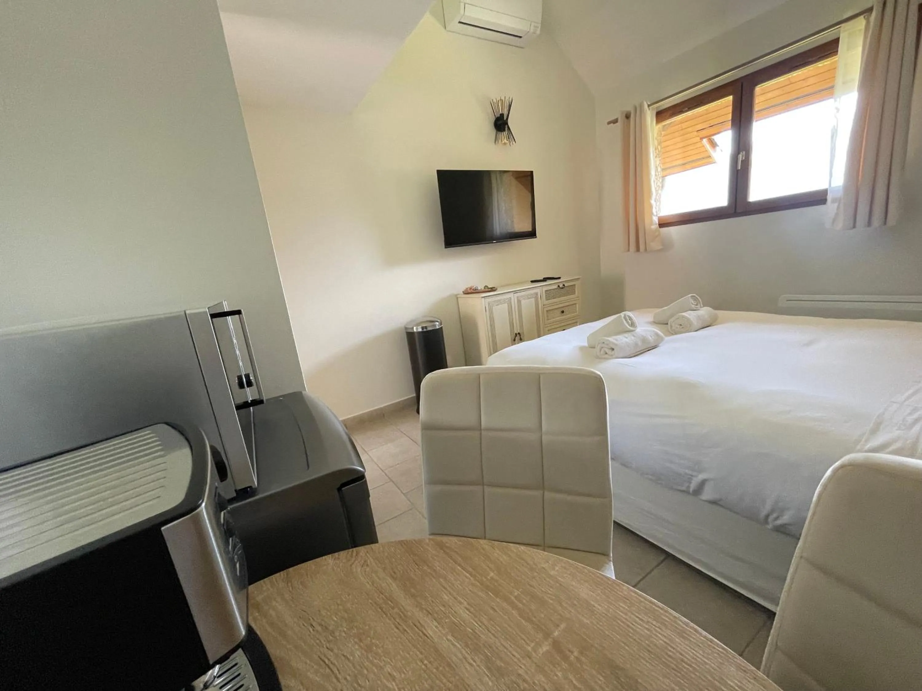 Photo of the whole room, Bed in La Parenthèse Enchantée