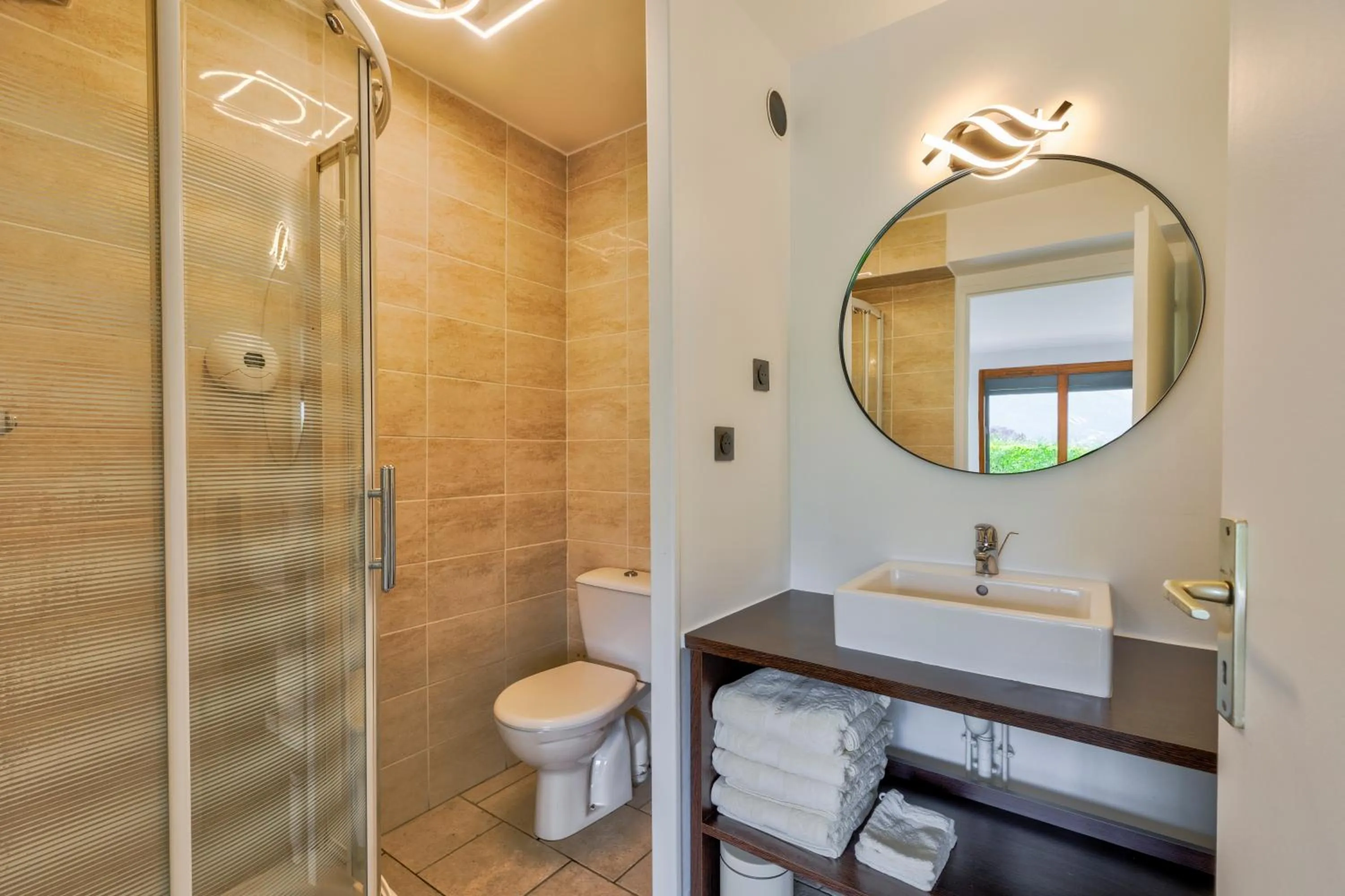 Shower in La Parenthèse Enchantée