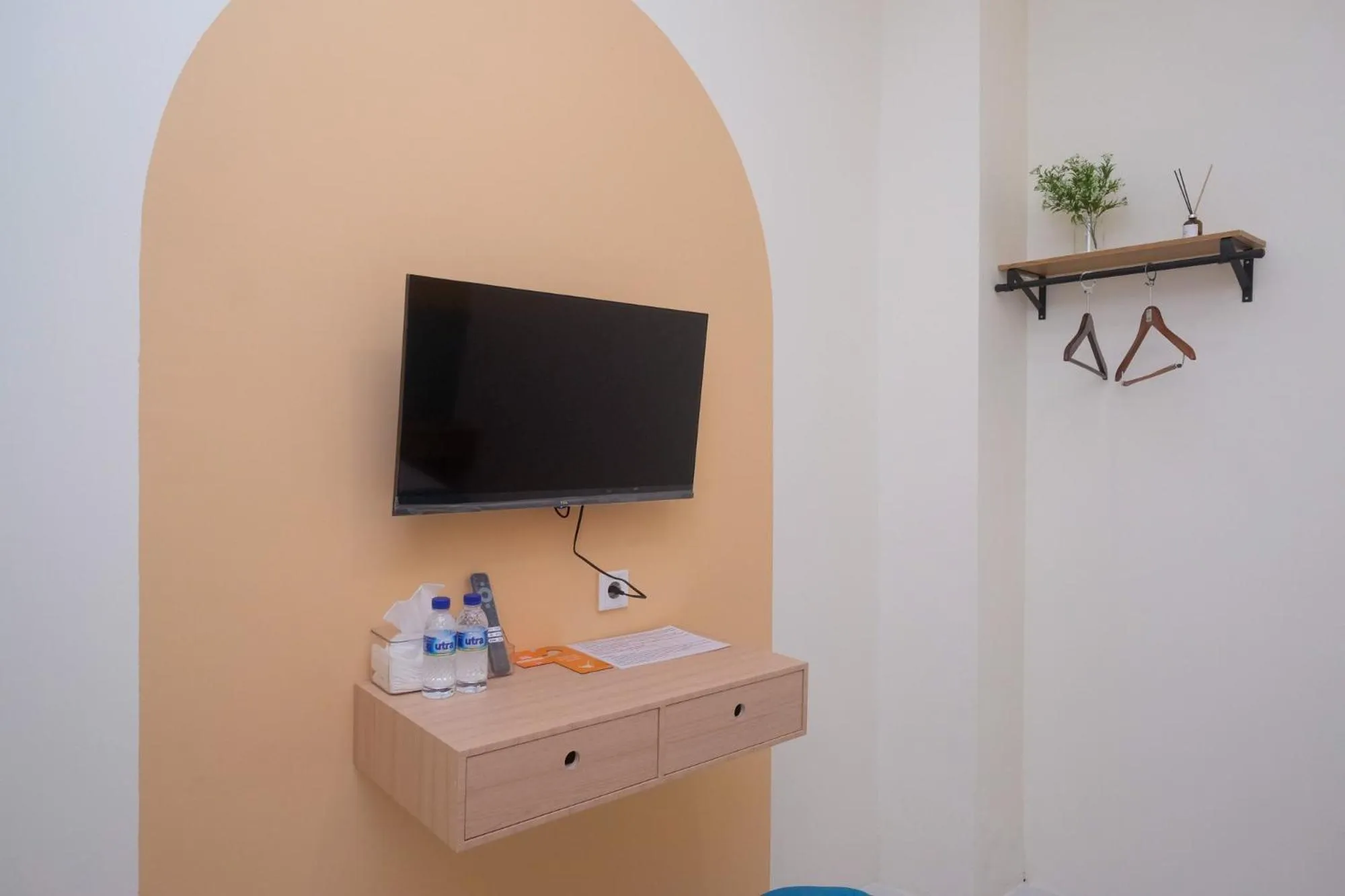 TV and multimedia in Sans Hotel City Inn Solo by RedDoorz