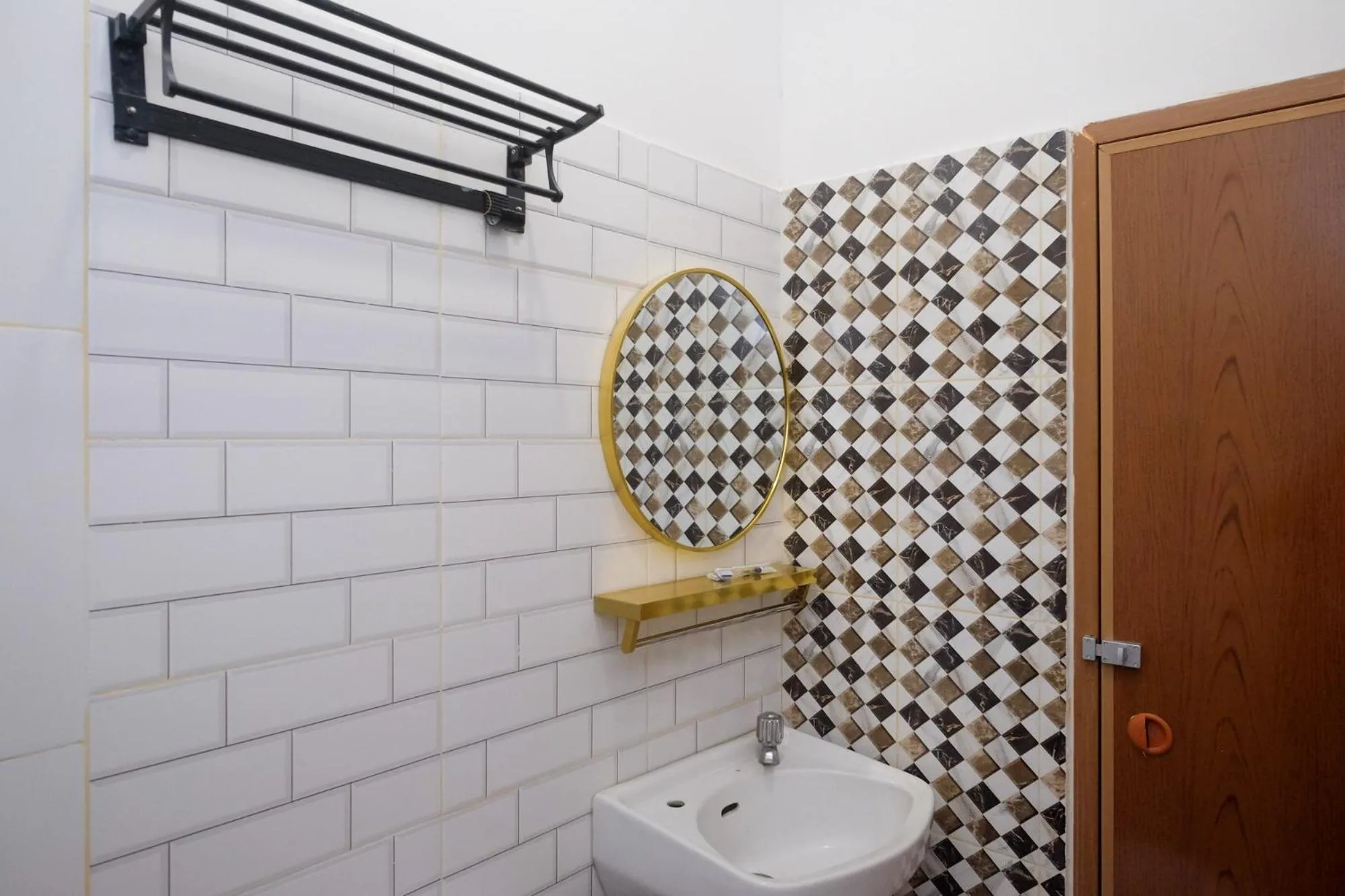 Shower in Sans Hotel City Inn Solo by RedDoorz