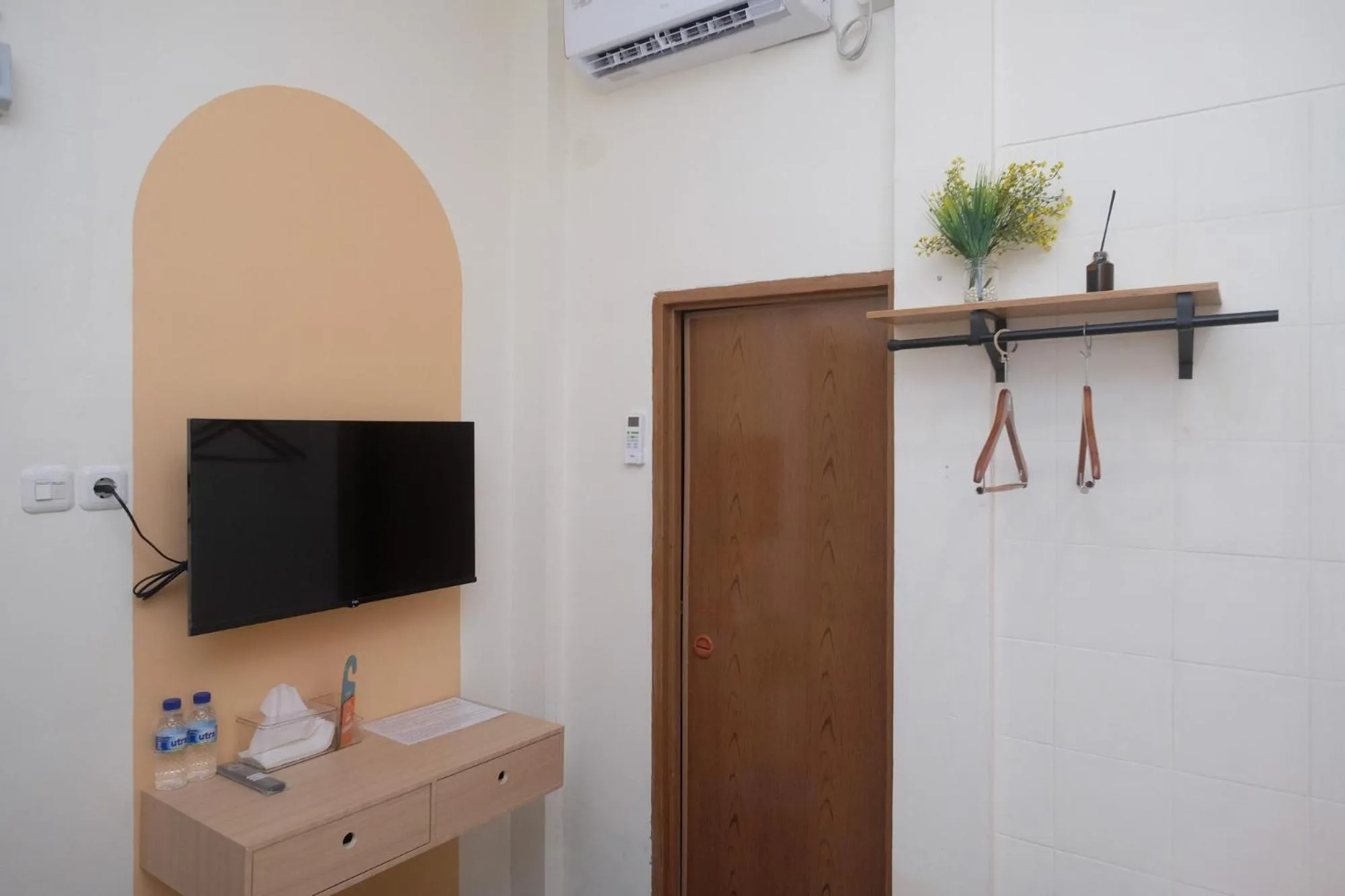 TV and multimedia in Sans Hotel City Inn Solo by RedDoorz